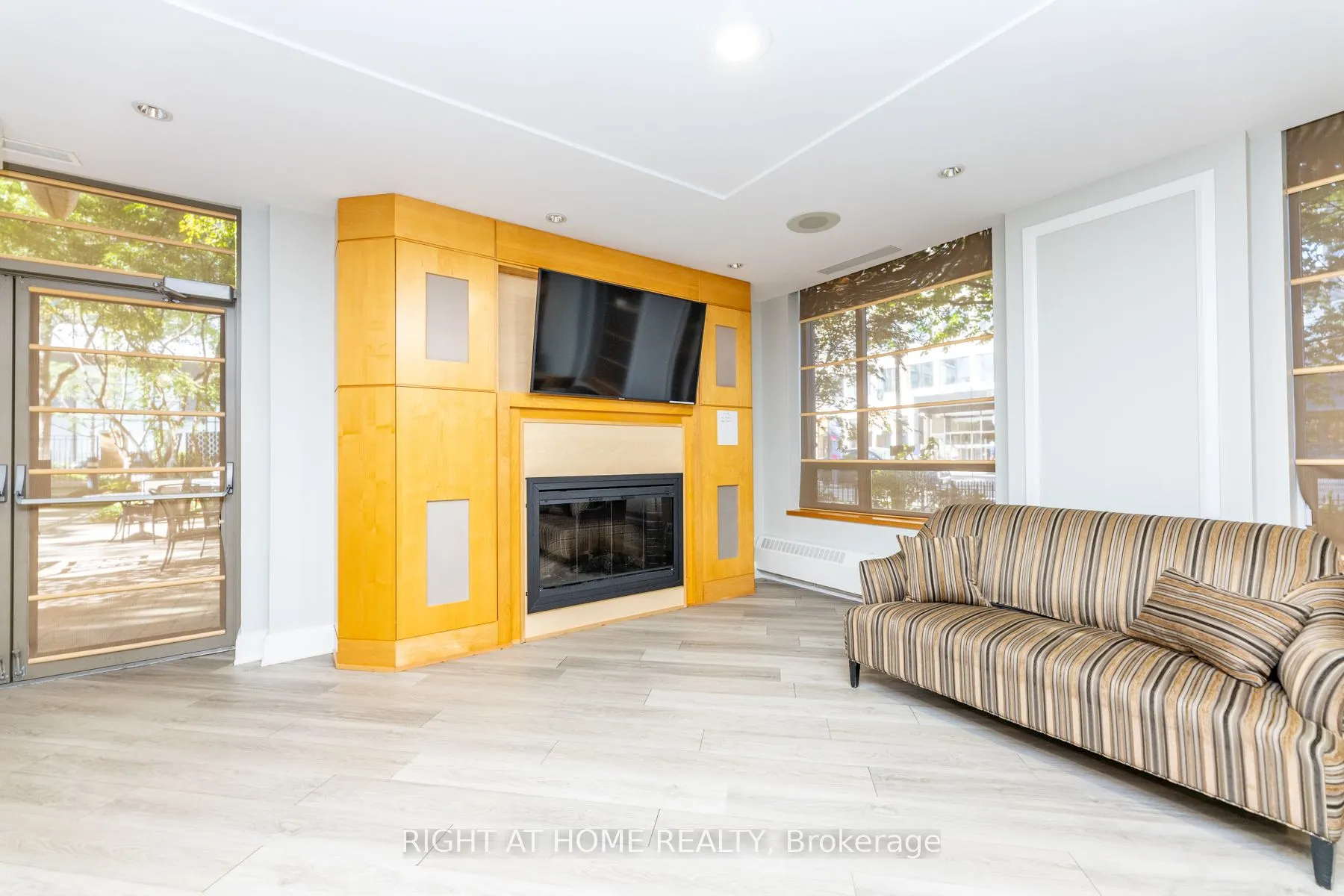123 Eglinton Avenue E, #813