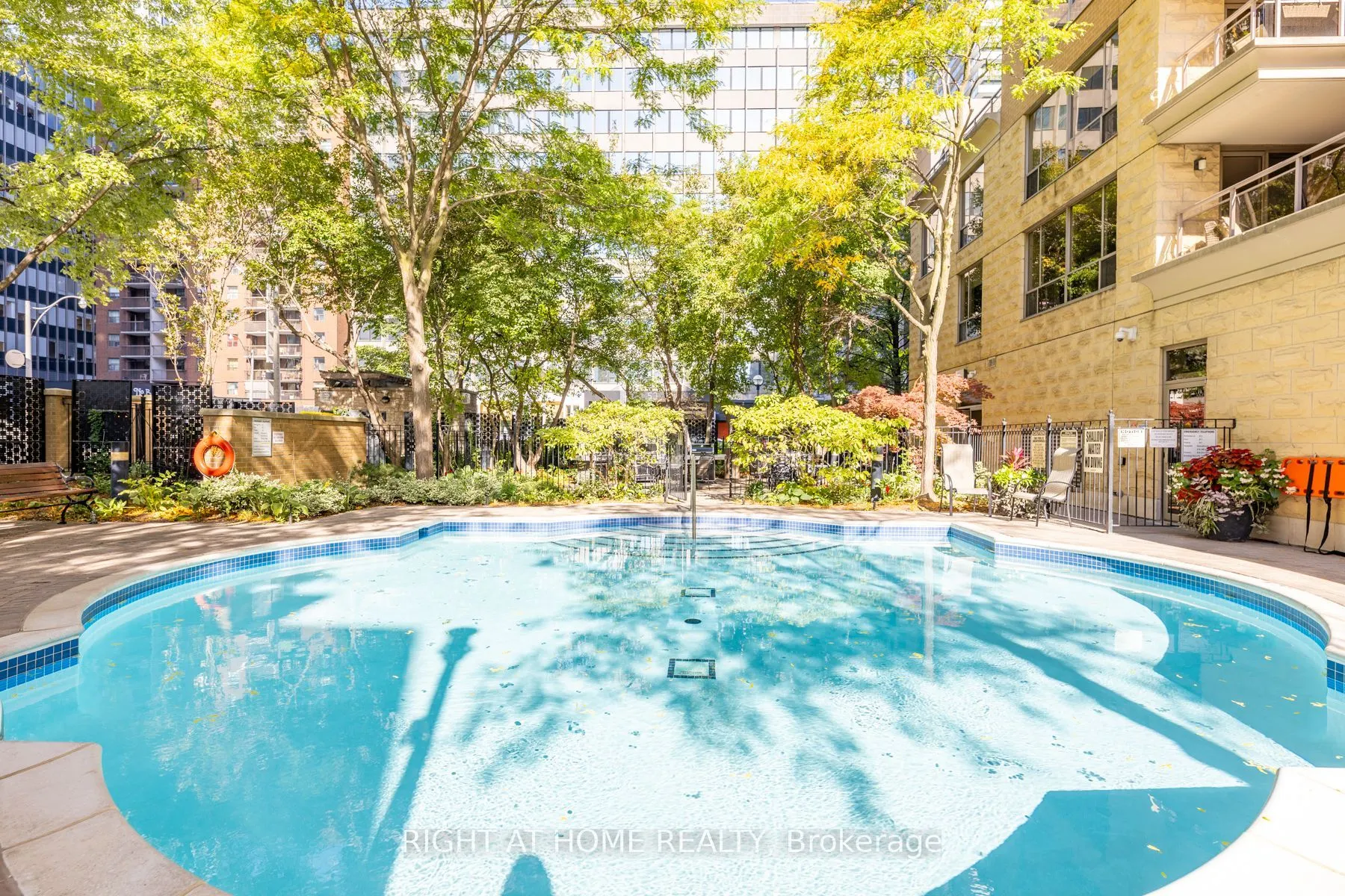 123 Eglinton Avenue E, #813