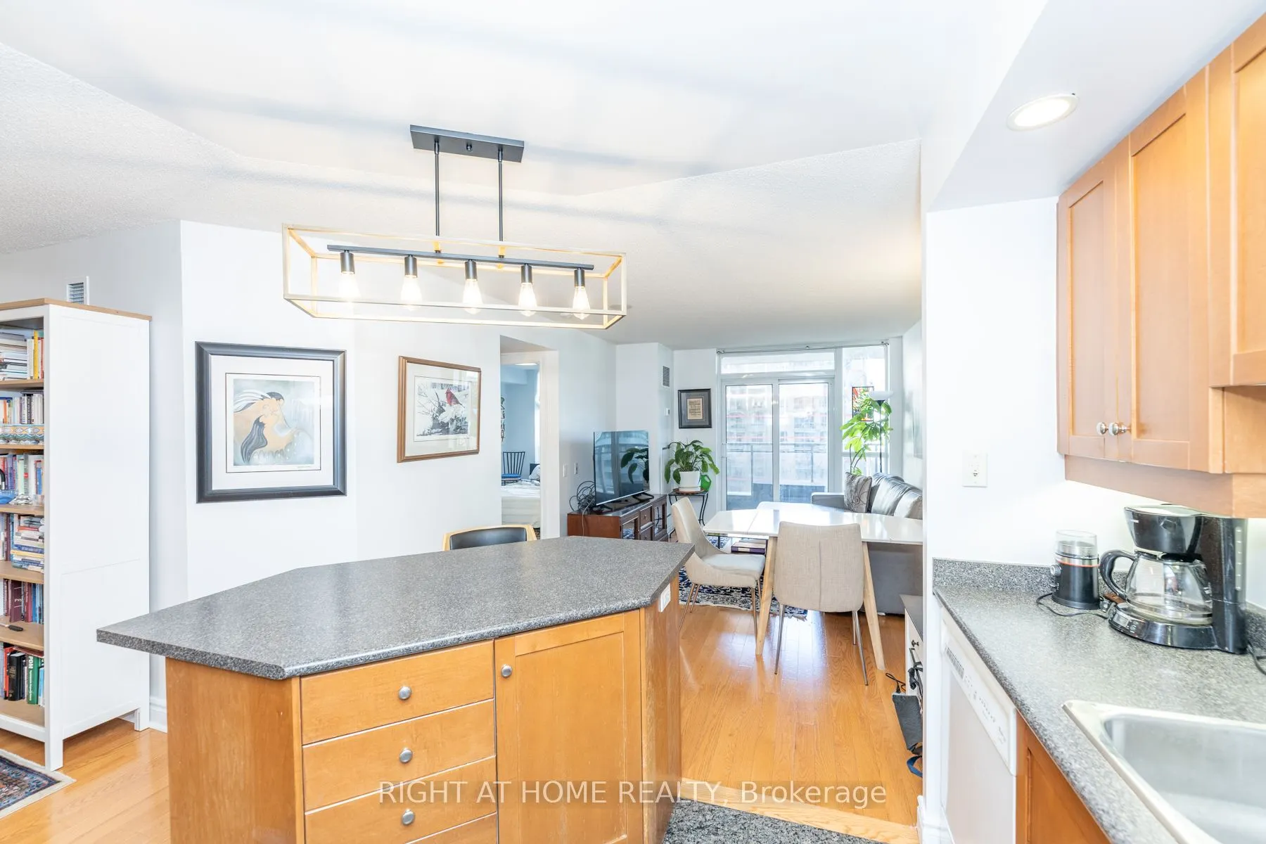 123 Eglinton Avenue E, #813