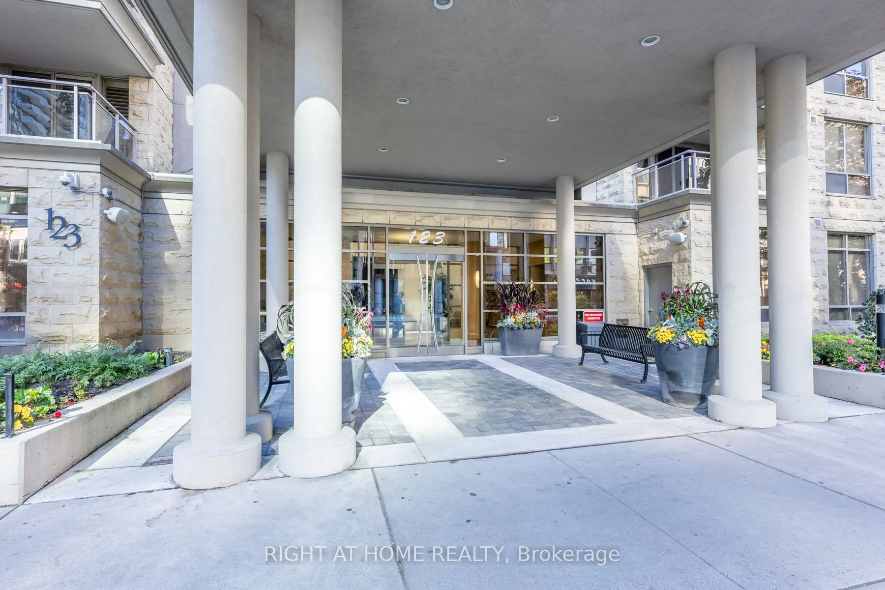123 Eglinton Avenue E, #813