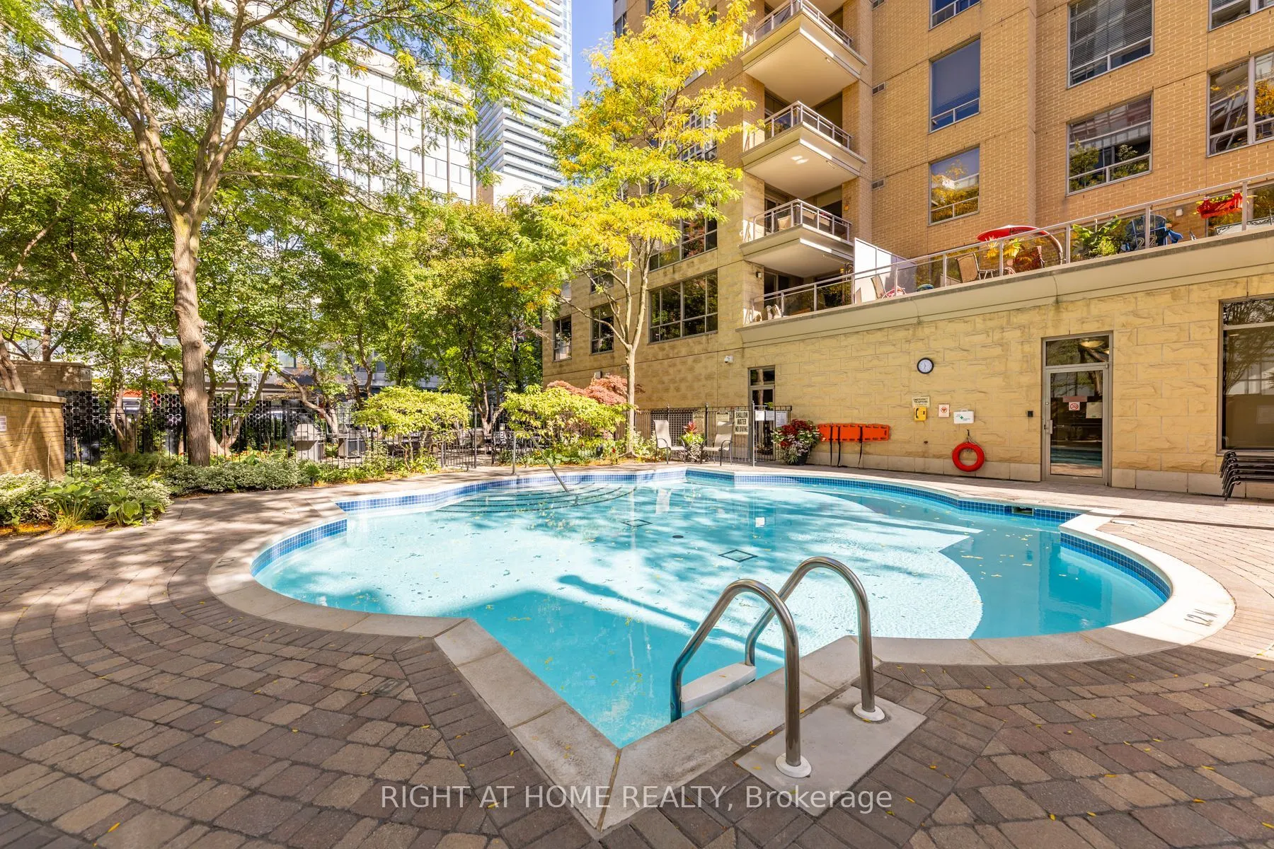 123 Eglinton Avenue E, #813