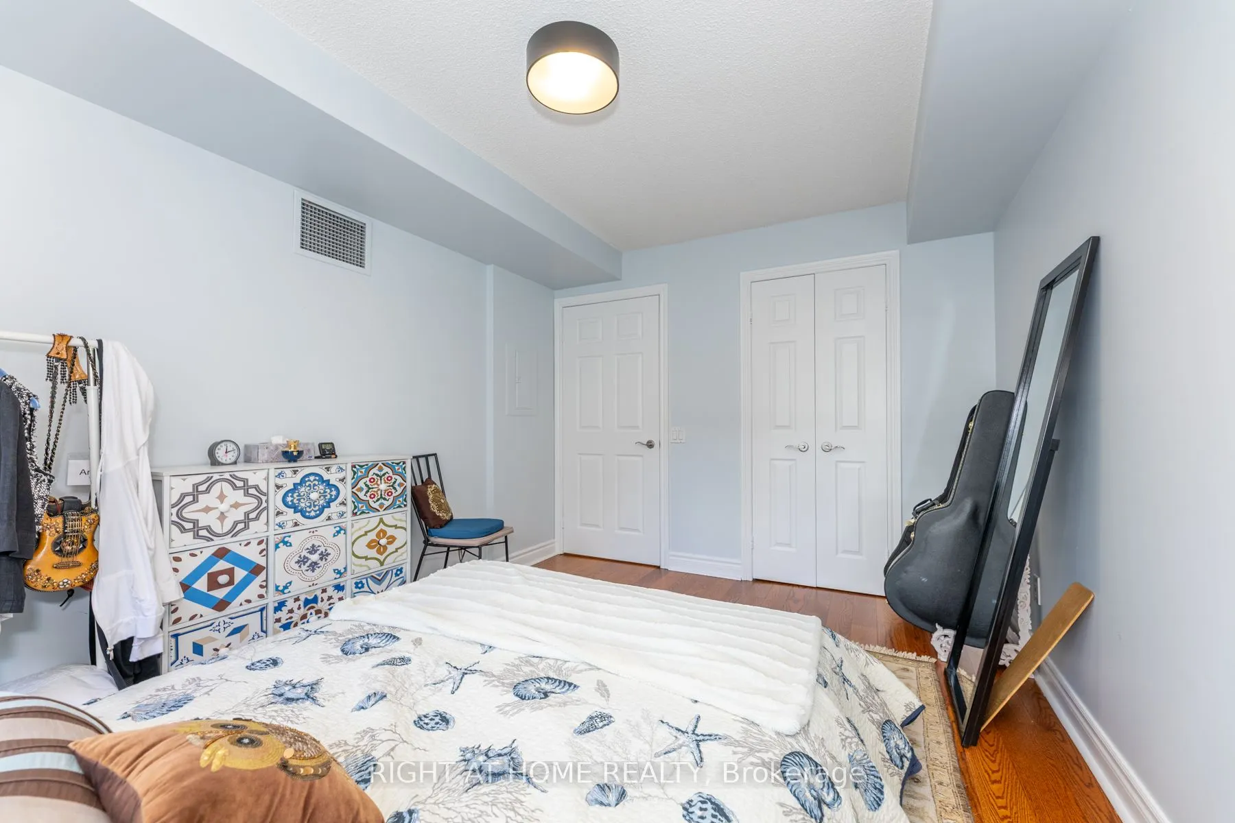 123 Eglinton Avenue E, #813