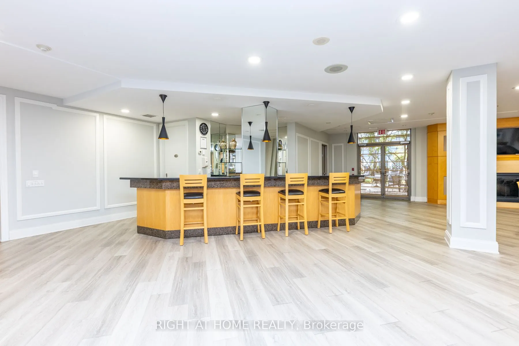 123 Eglinton Avenue E, #813