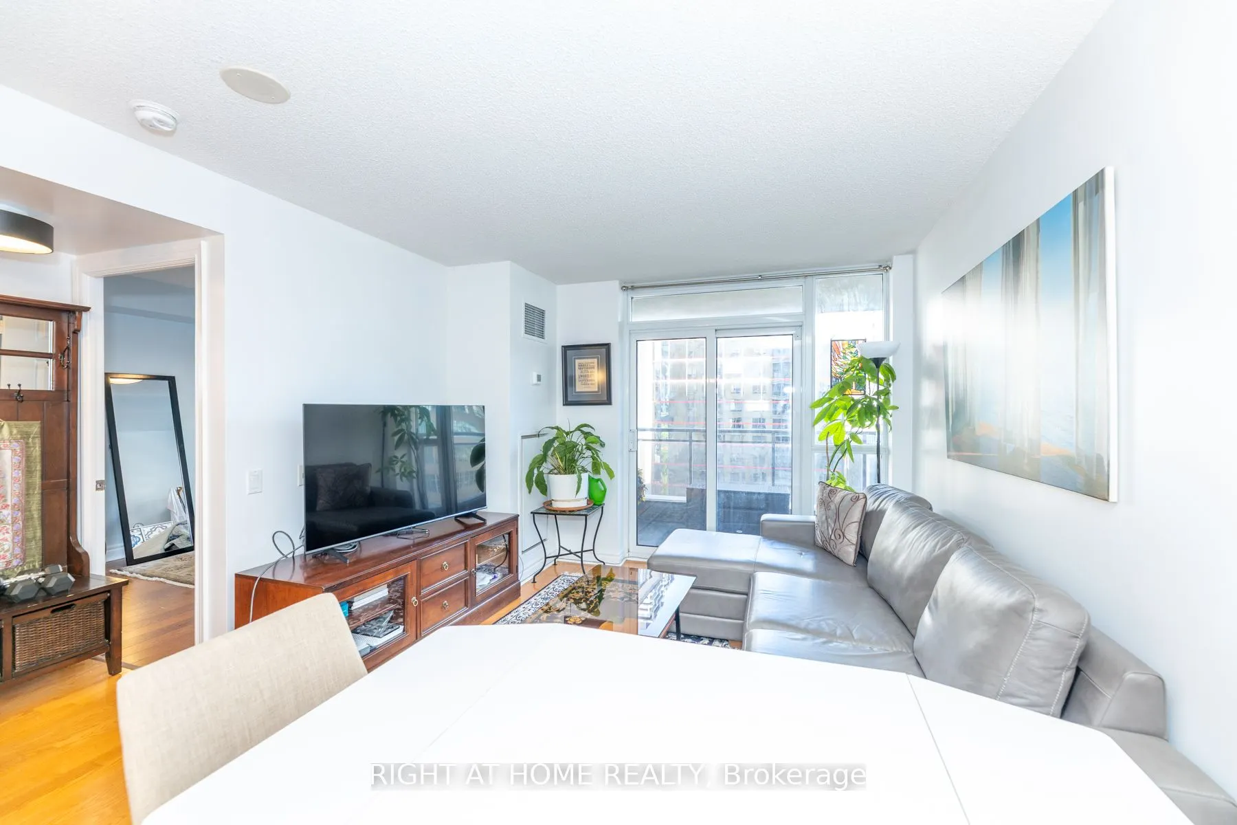 123 Eglinton Avenue E, #813