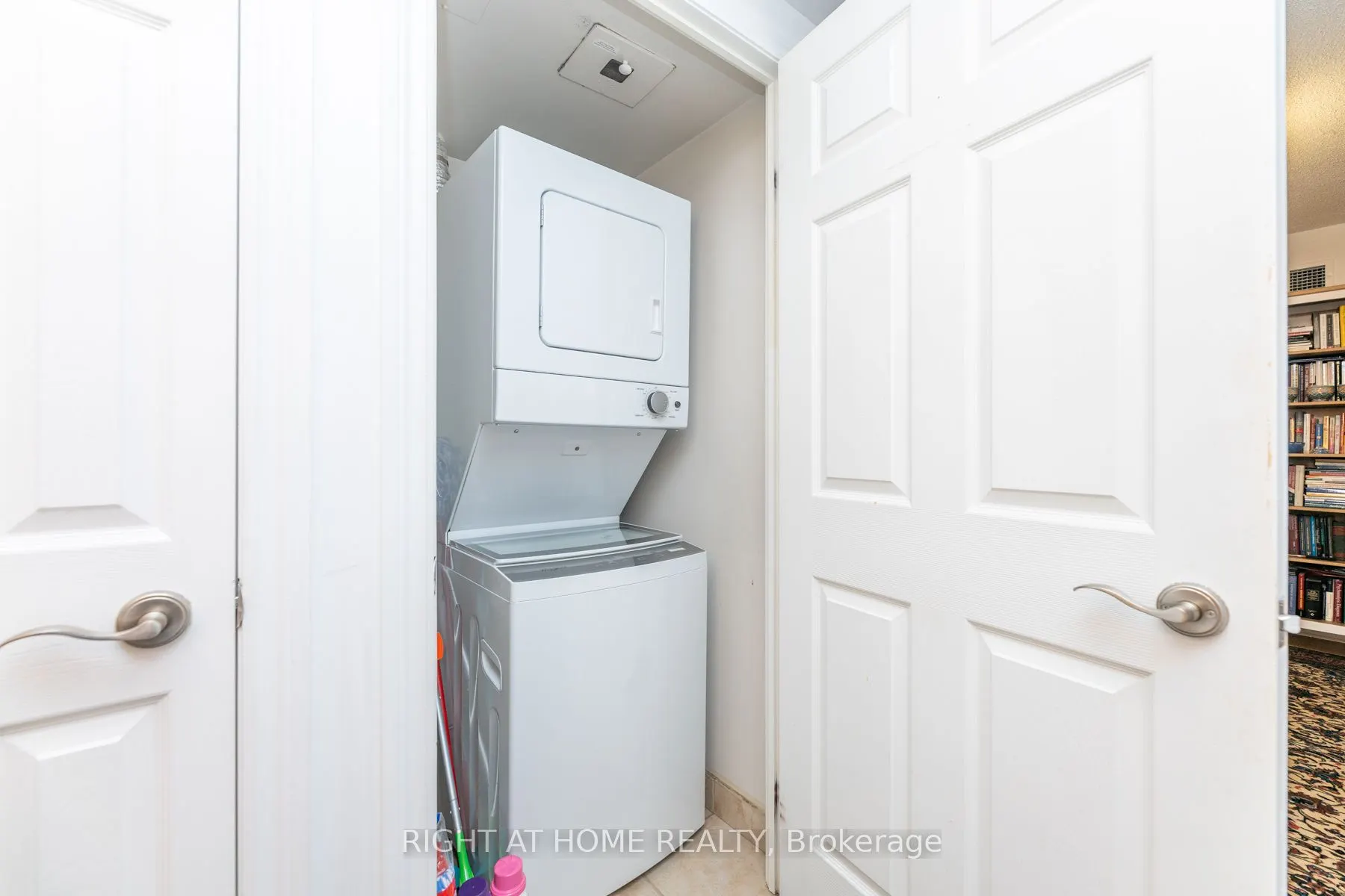 123 Eglinton Avenue E, #813