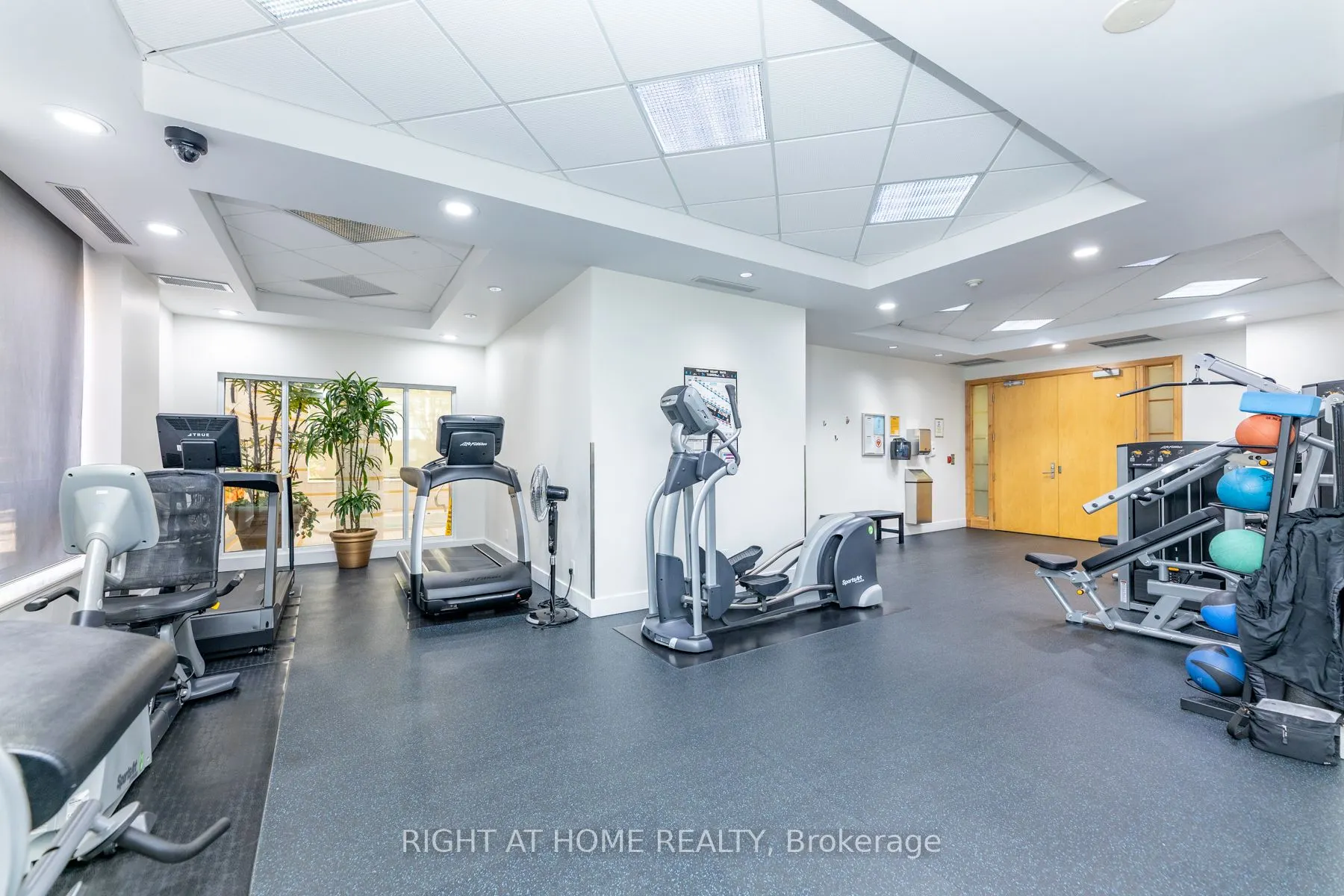 123 Eglinton Avenue E, #813