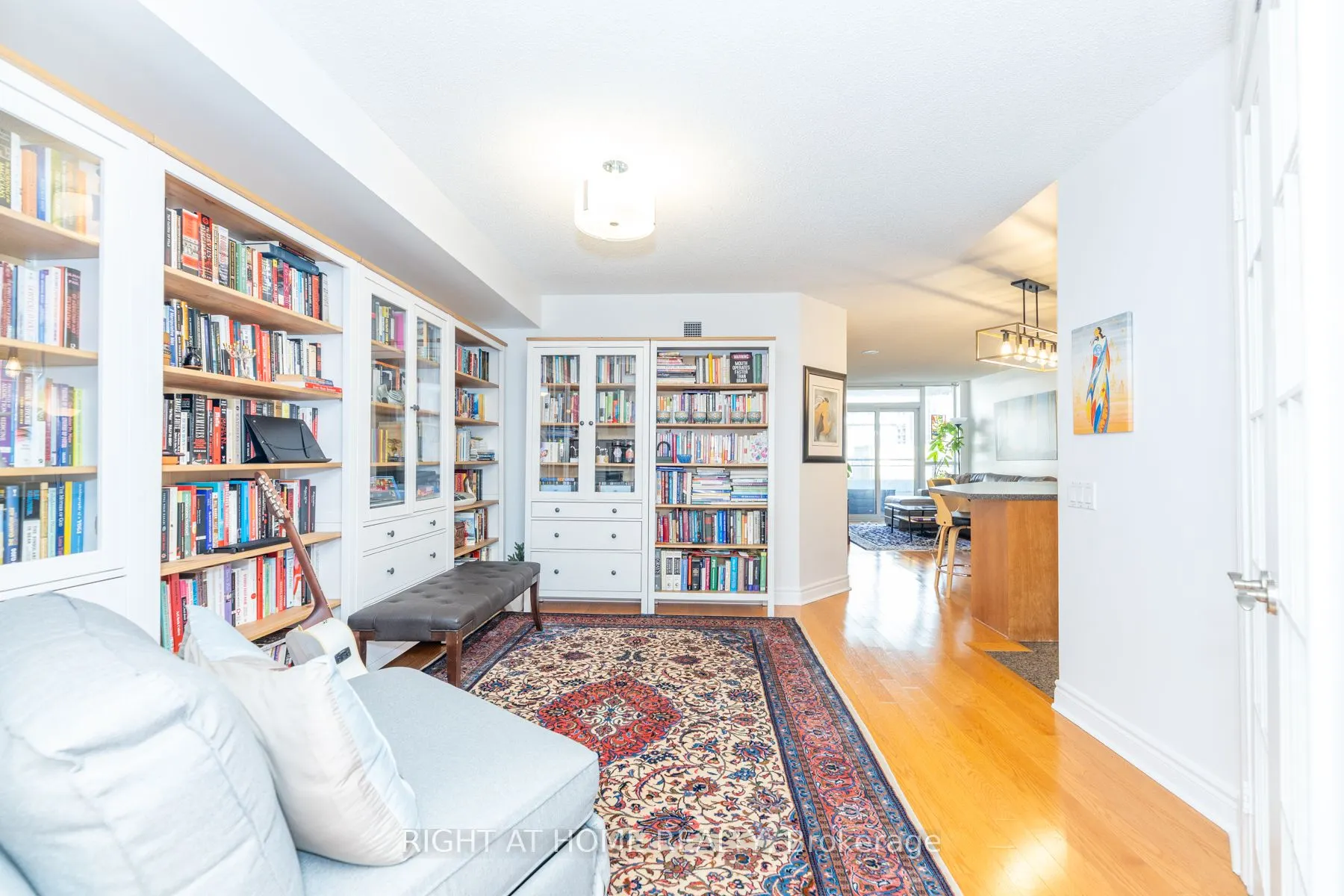 123 Eglinton Avenue E, #813