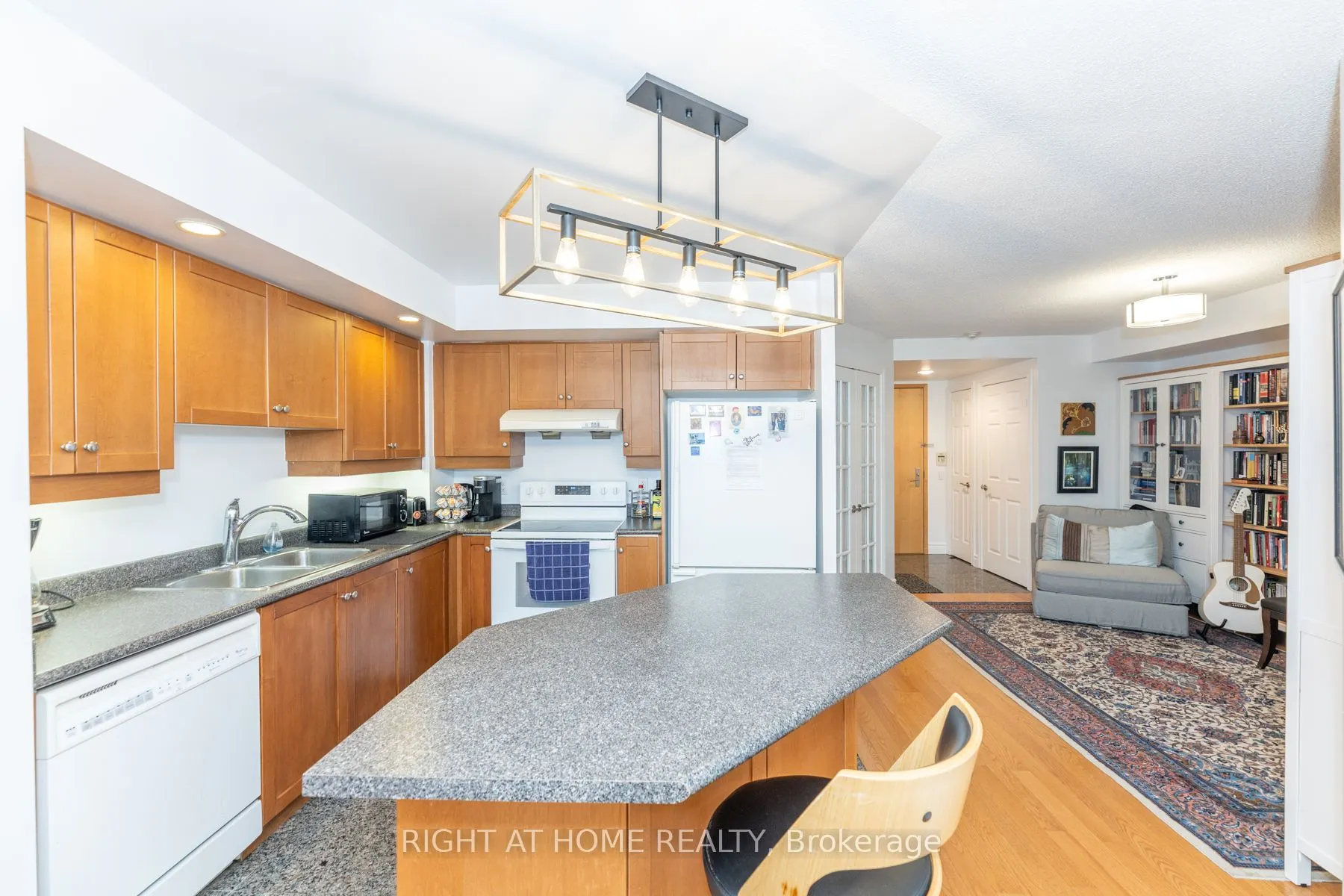 123 Eglinton Avenue E, #813