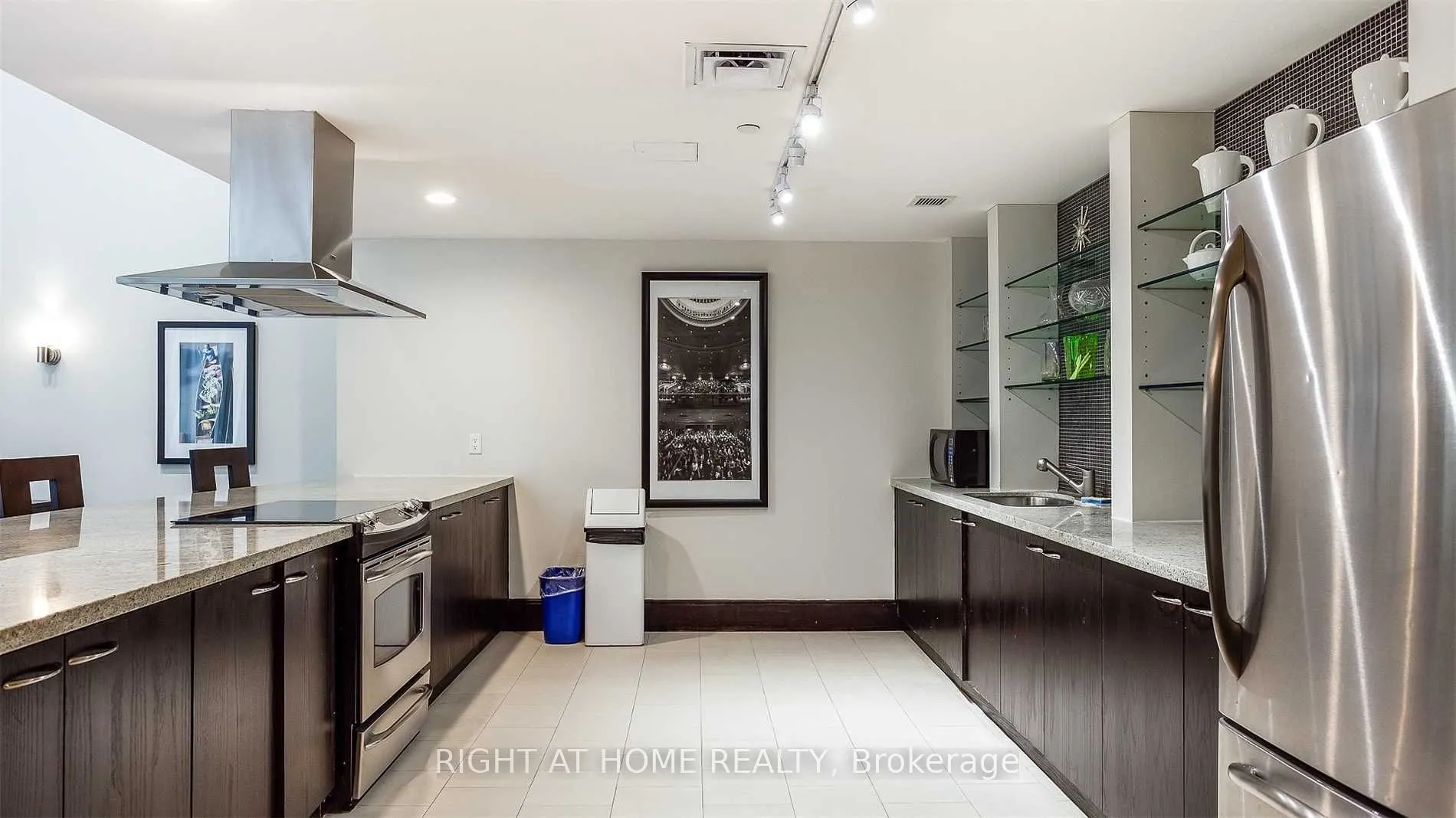 438 King Street W, #1302