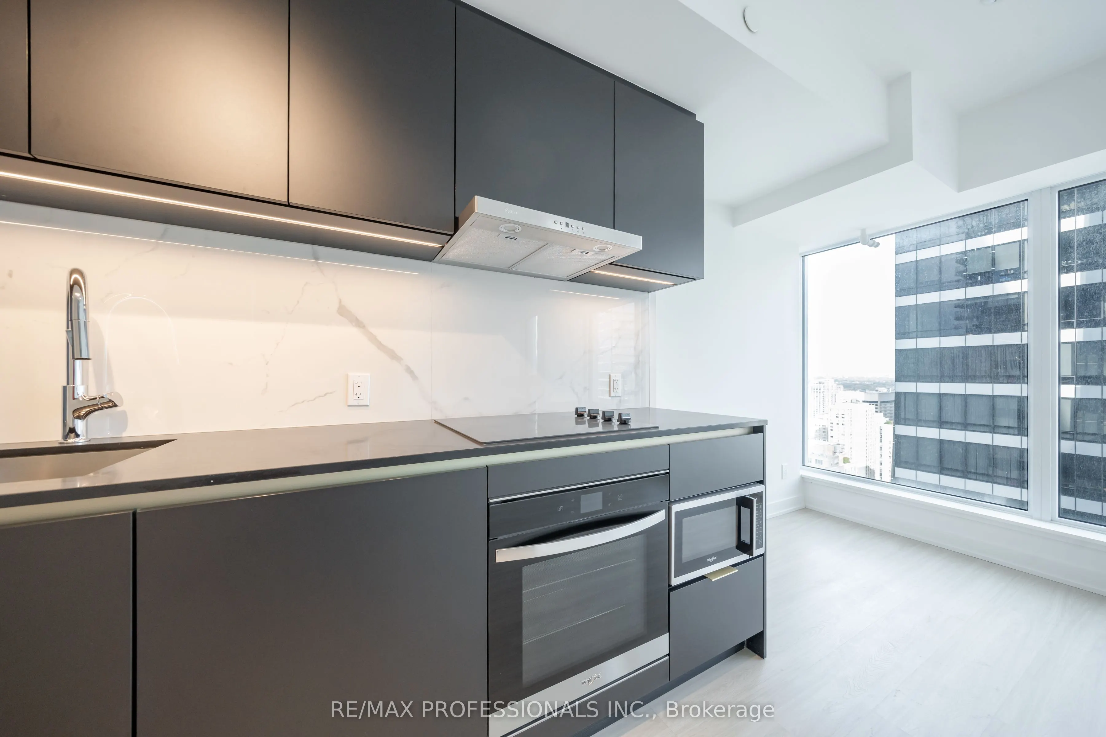 8 Wellesley Street W, #4206