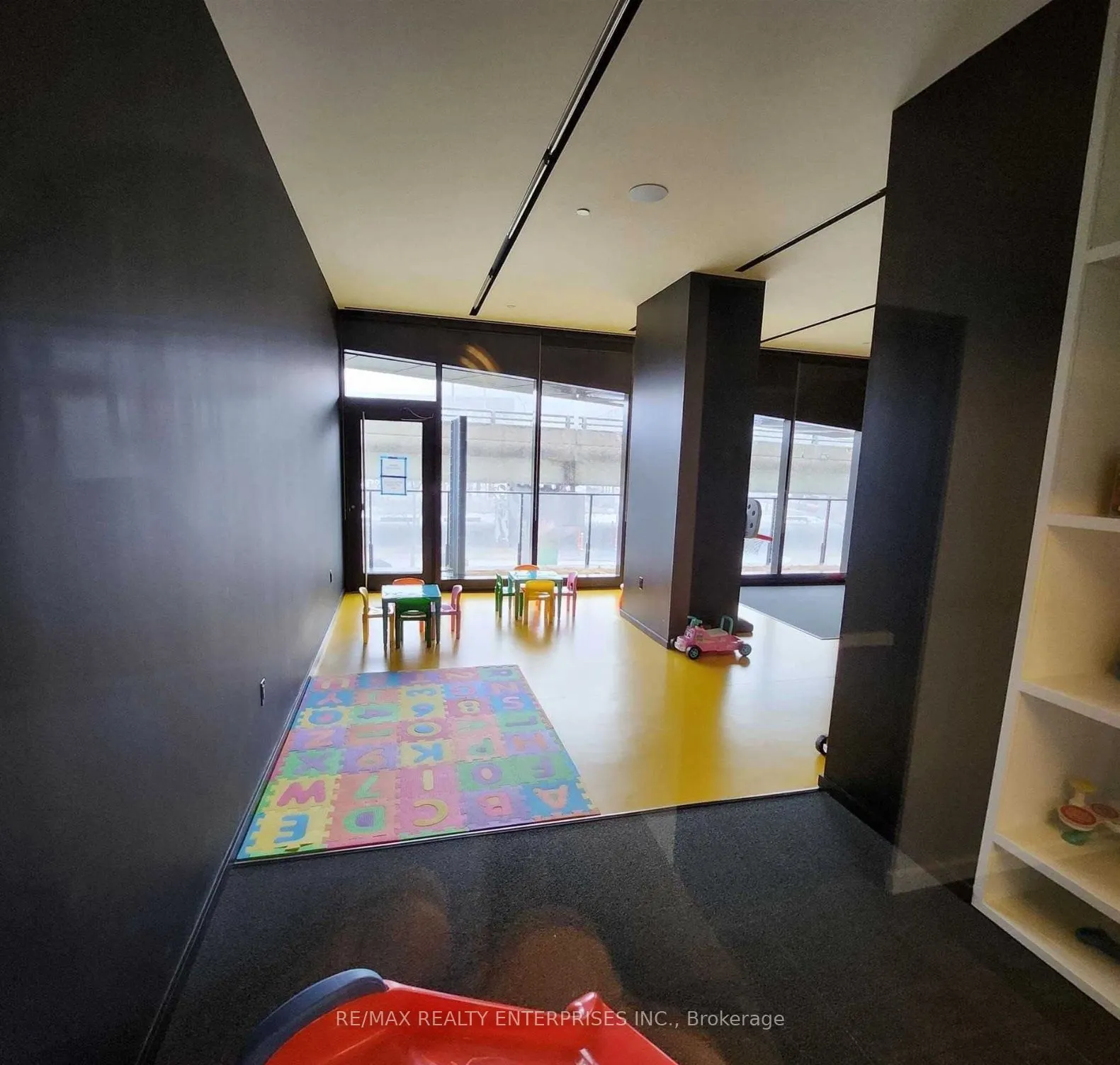 21 Lawren Harris Square, #809