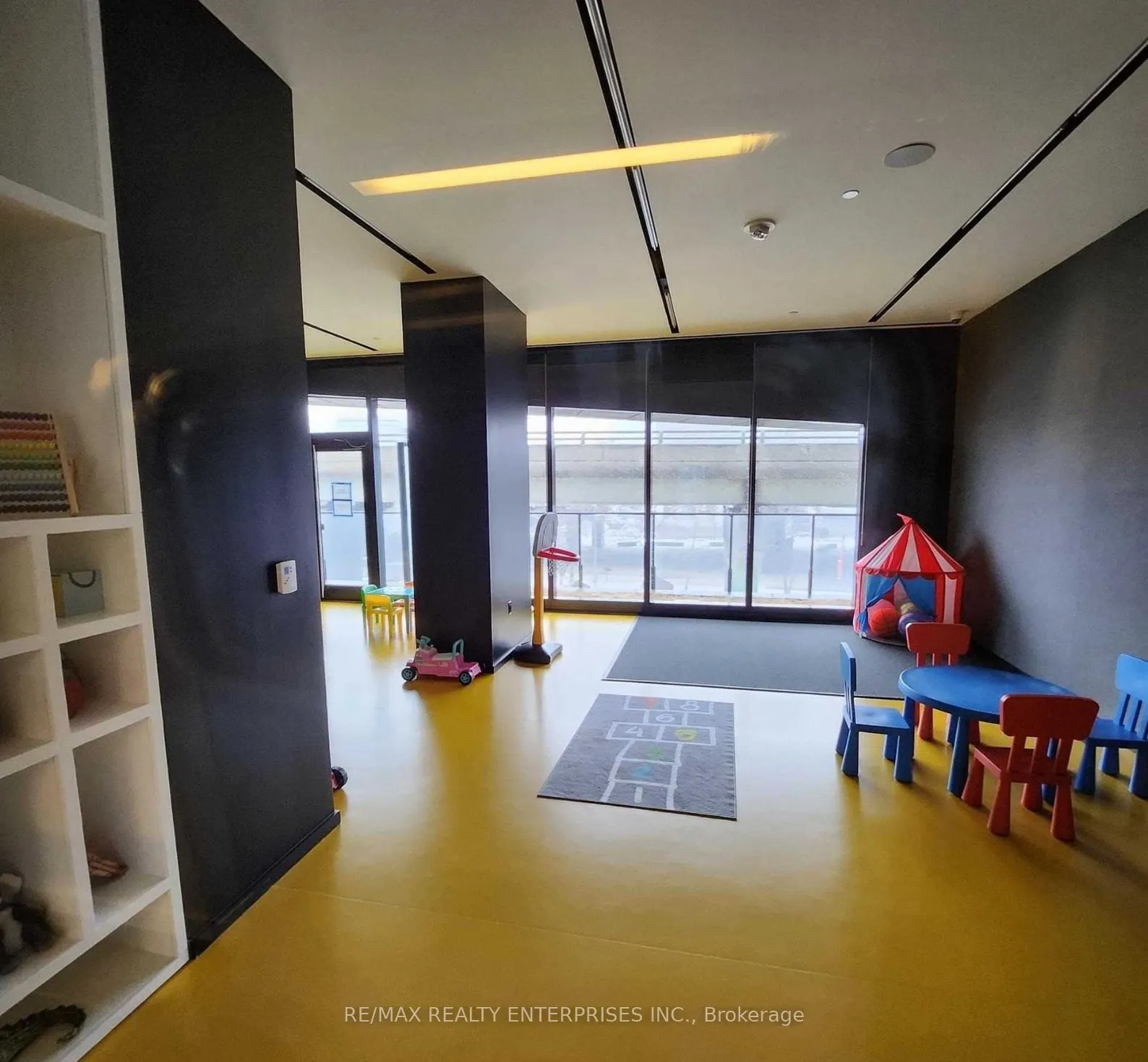 21 Lawren Harris Square, #809