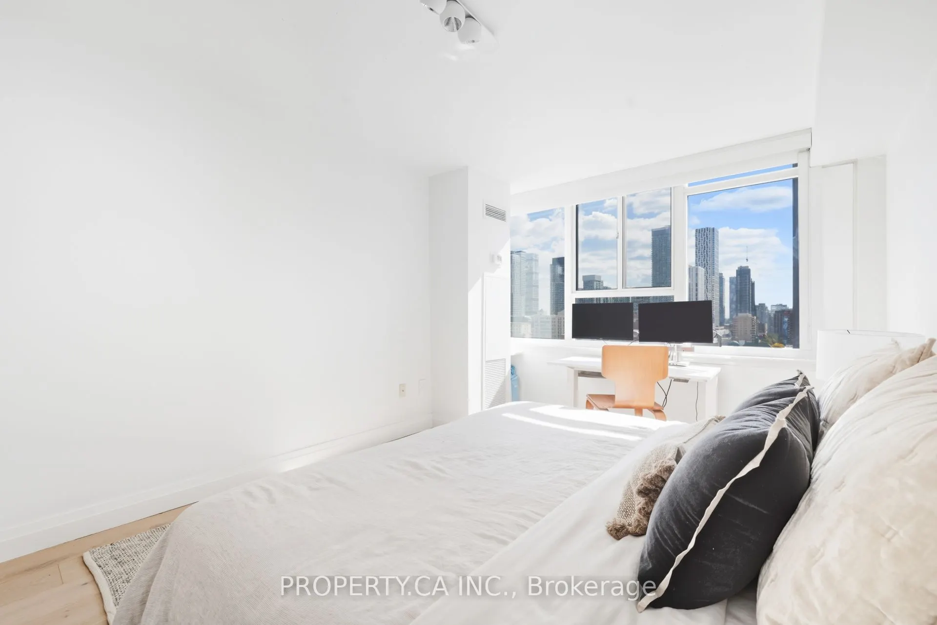 45 Carlton Street, #1501