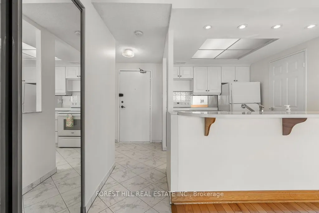 1555 Finch Avenue E, #902