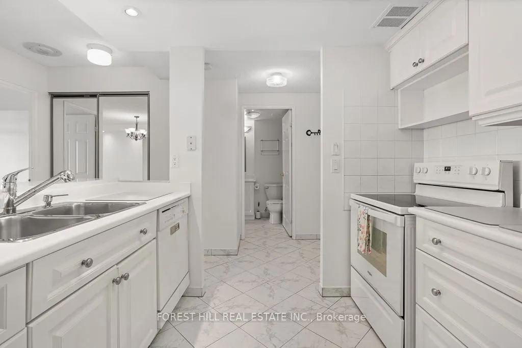 1555 Finch Avenue E, #902