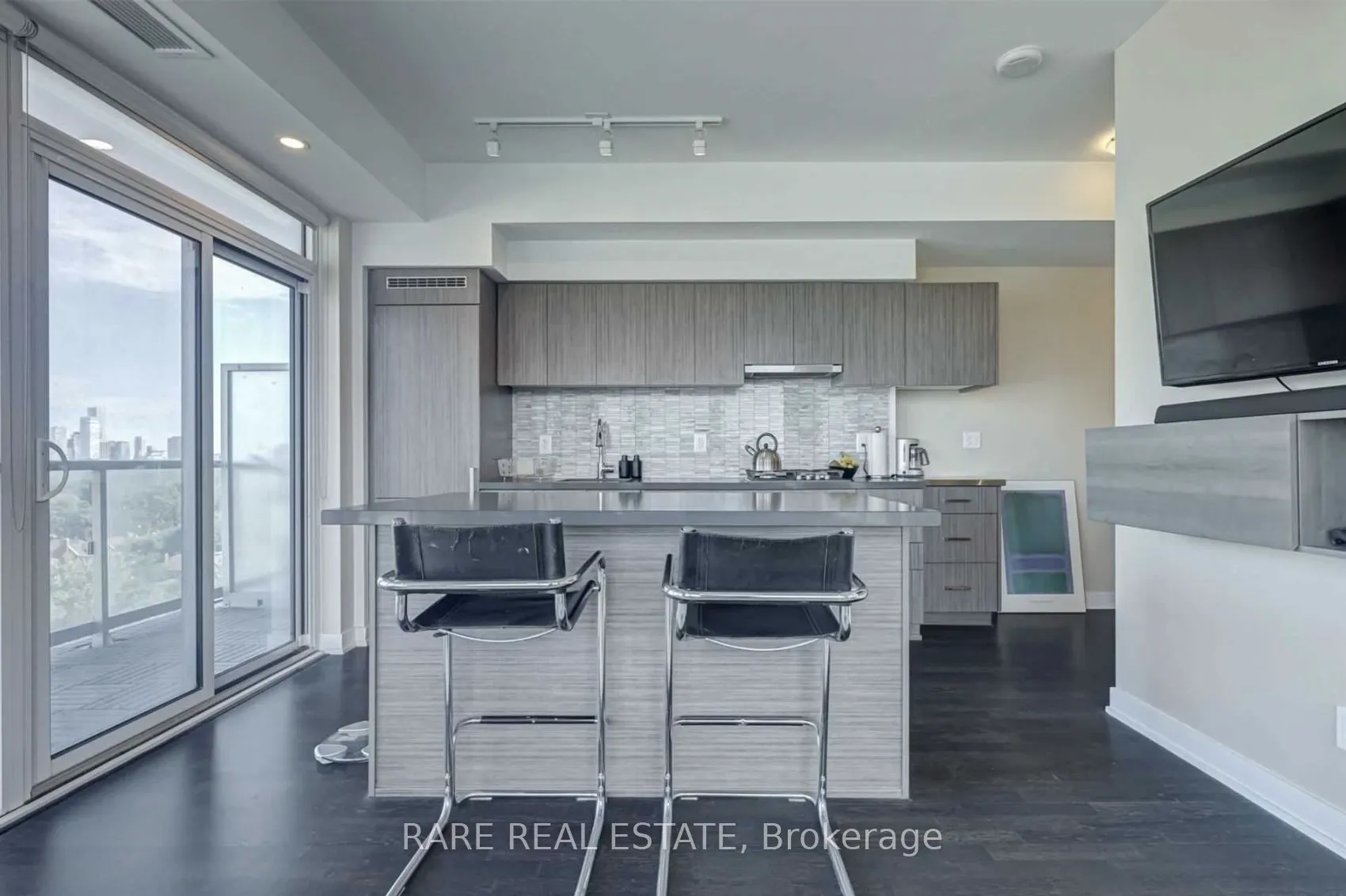 501 St Clair Avenue W, #902