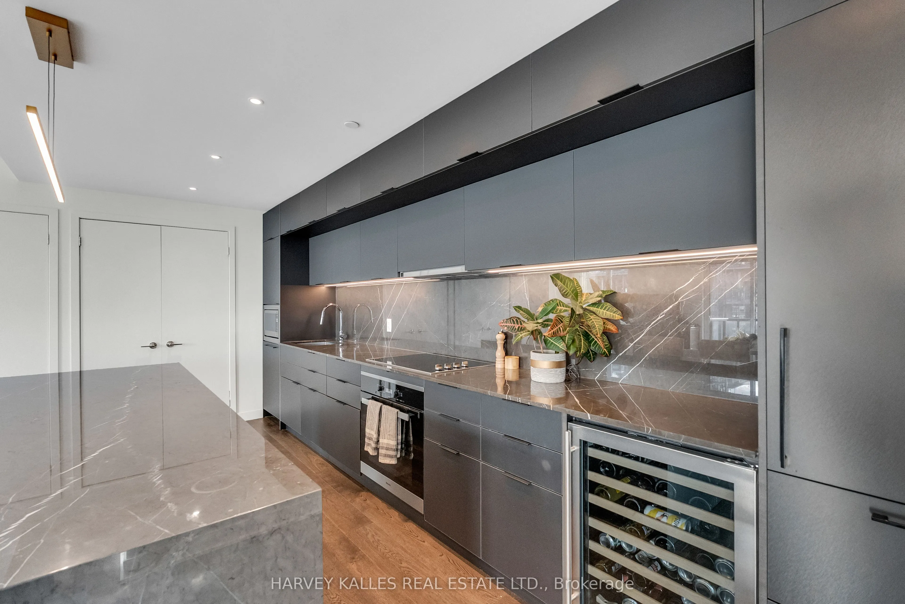 185 Alberta Avenue, #1105