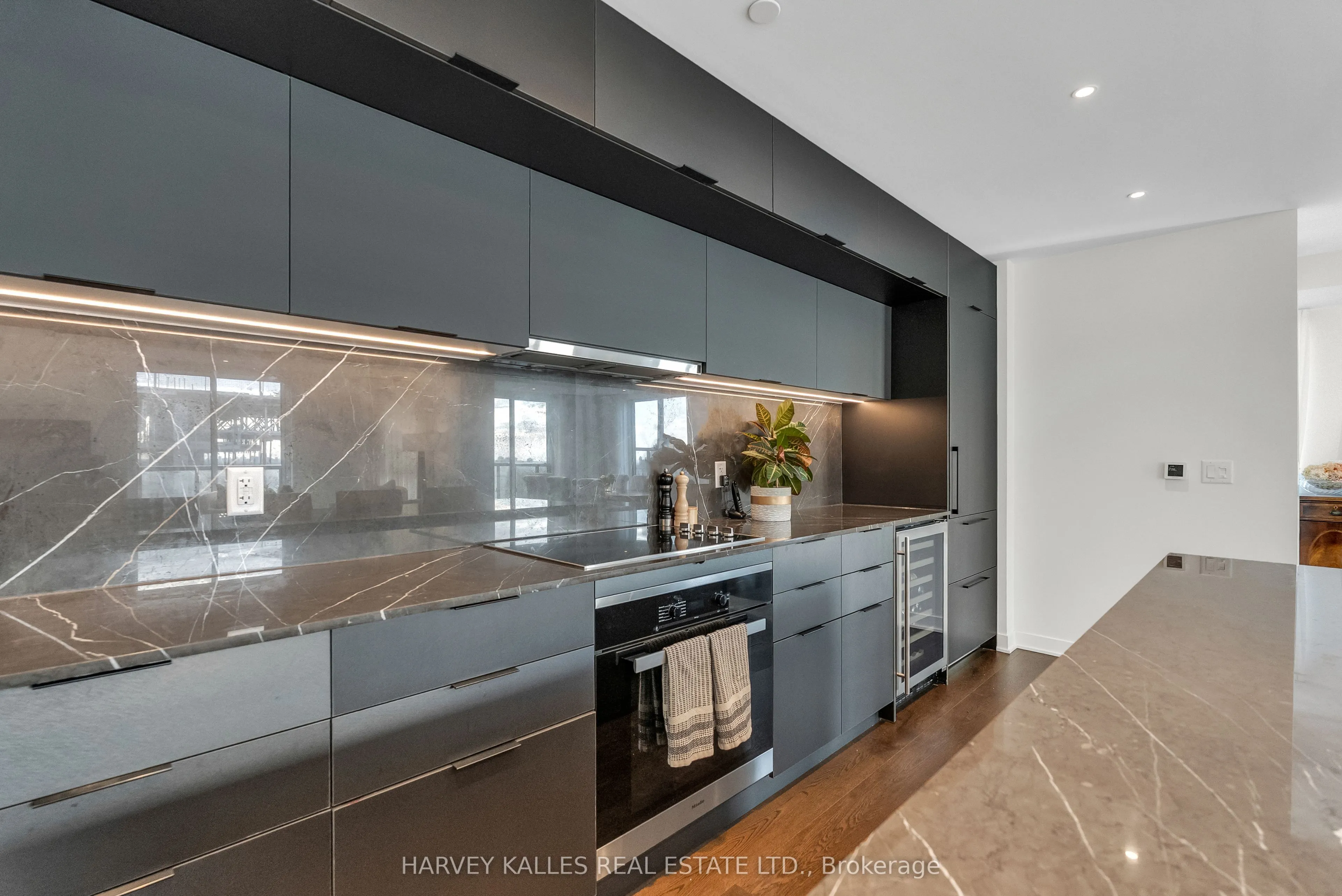 185 Alberta Avenue, #1105
