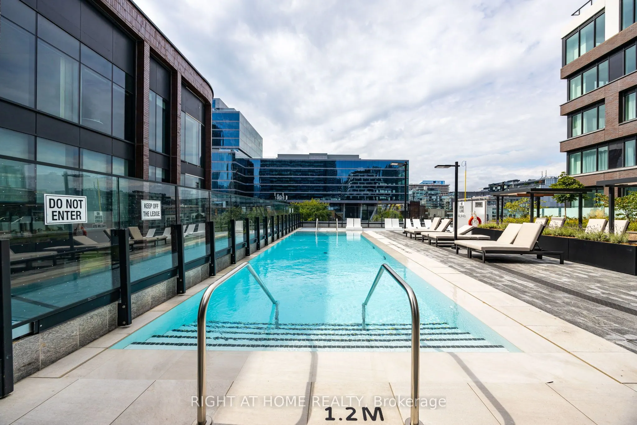455 Wellington Street W, #301