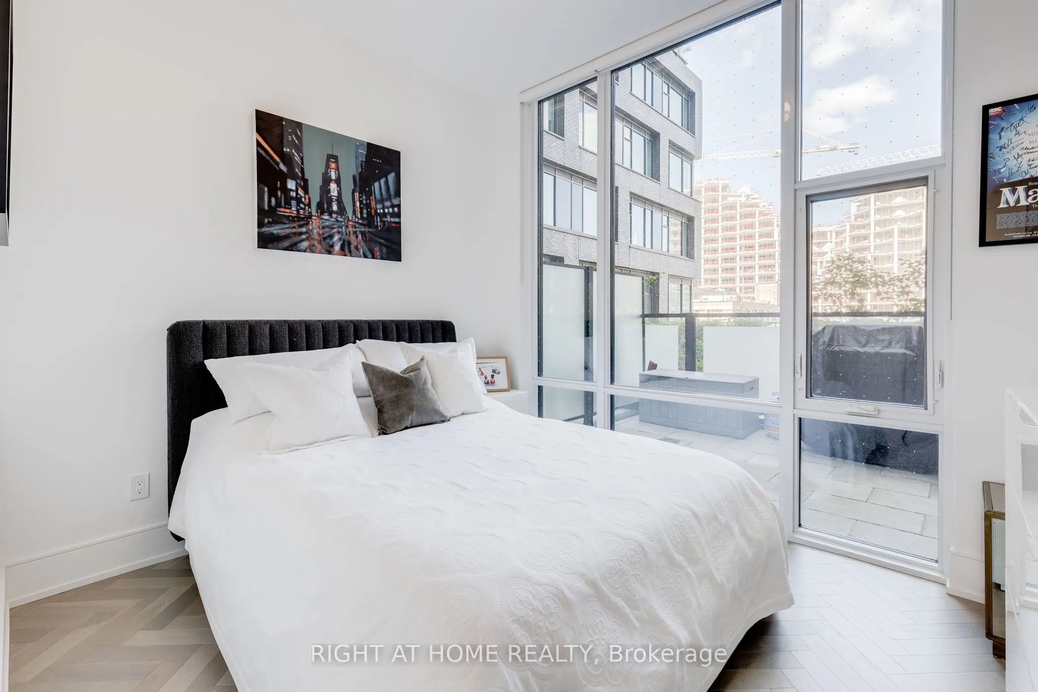 455 Wellington Street W, #301