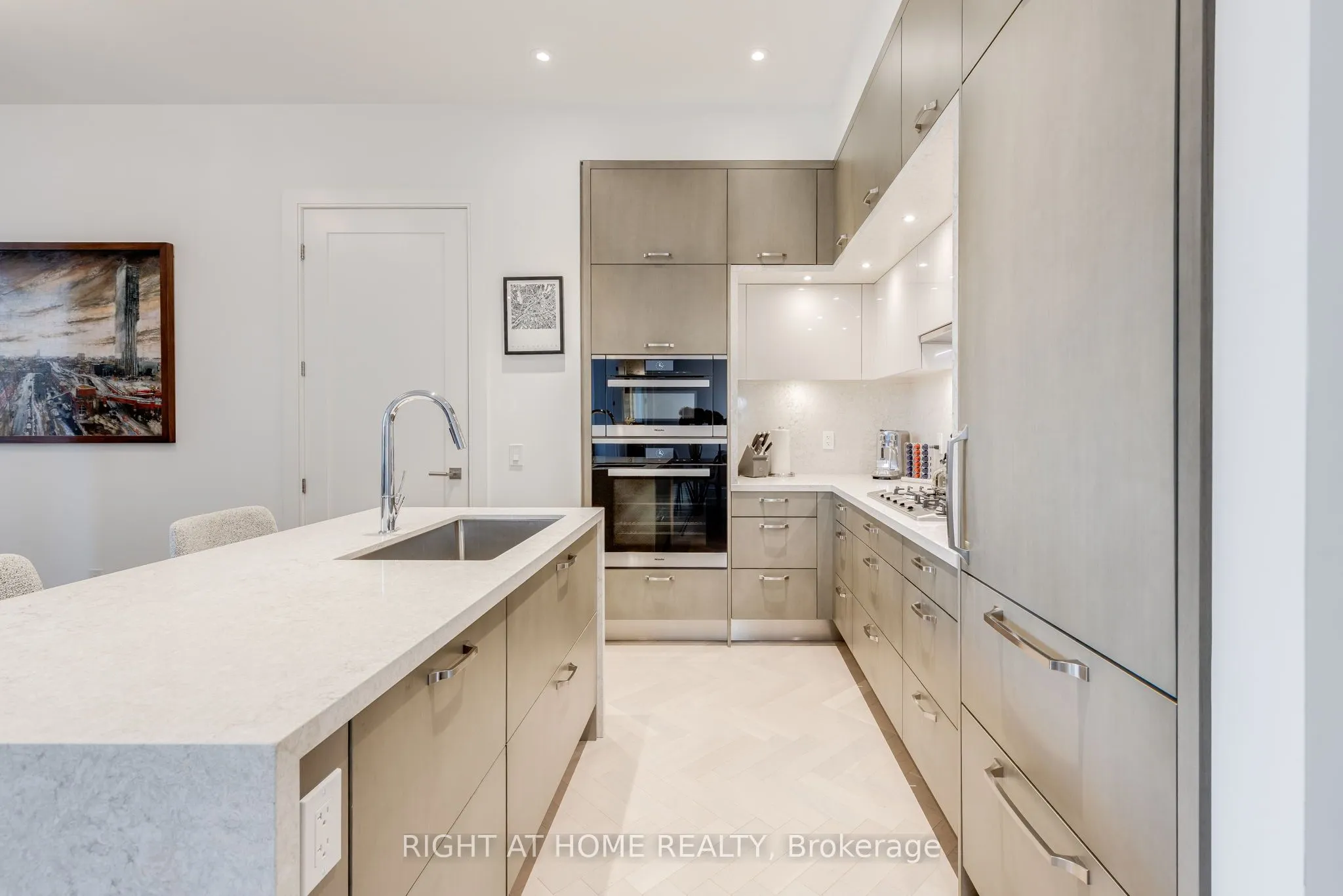 455 Wellington Street W, #301