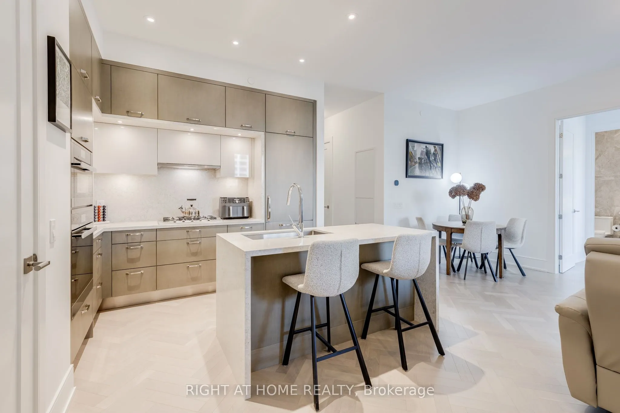 455 Wellington Street W, #301