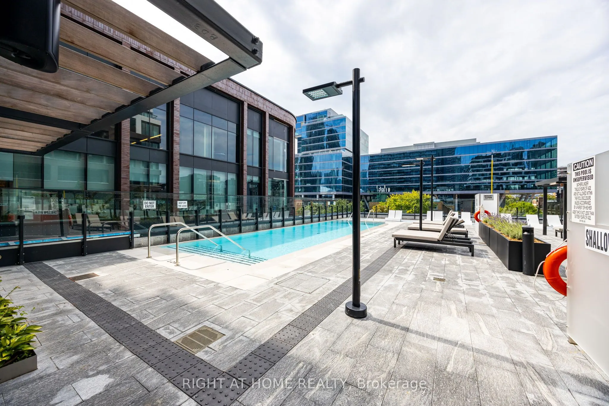 455 Wellington Street W, #301