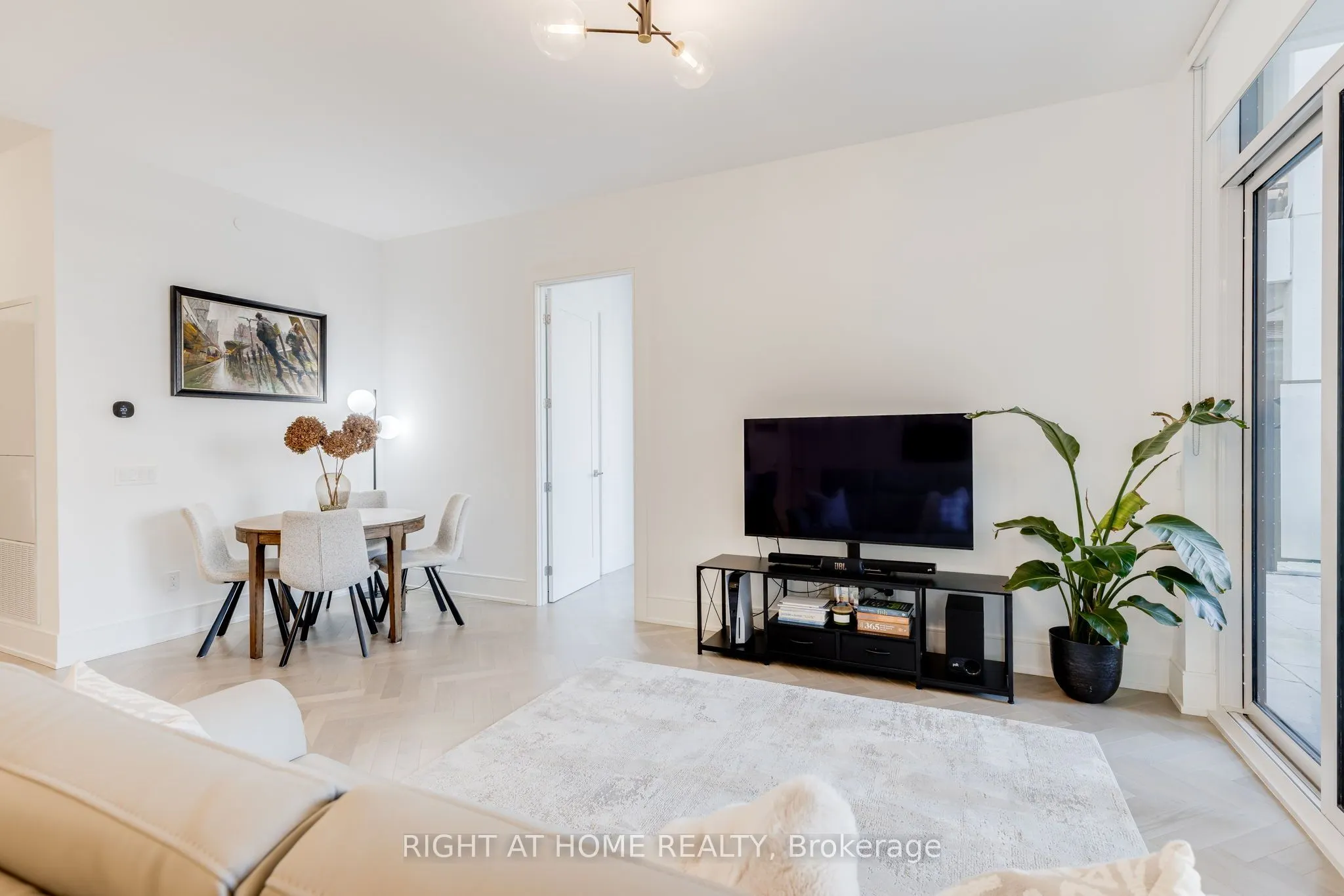 455 Wellington Street W, #301