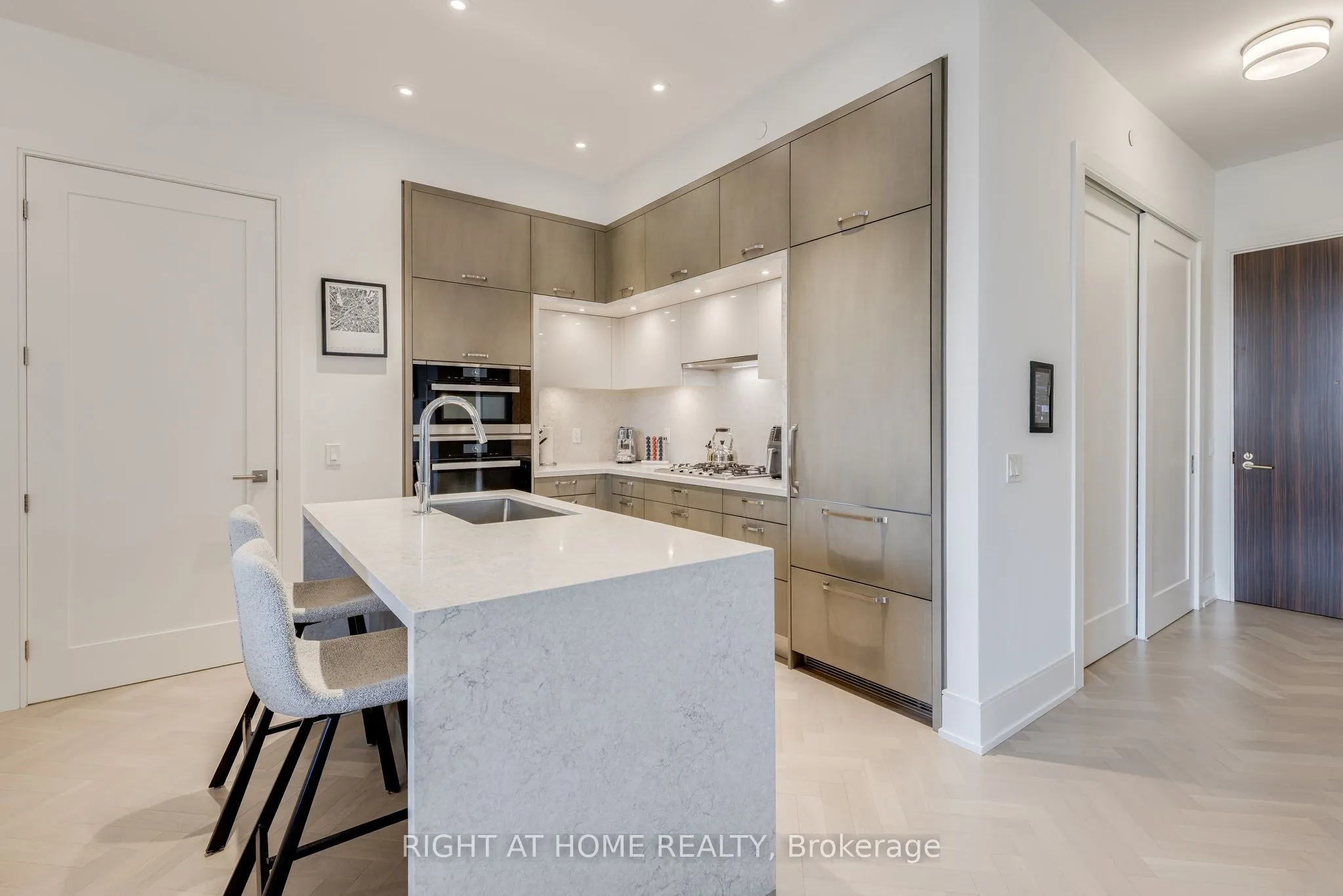 455 Wellington Street W, #301