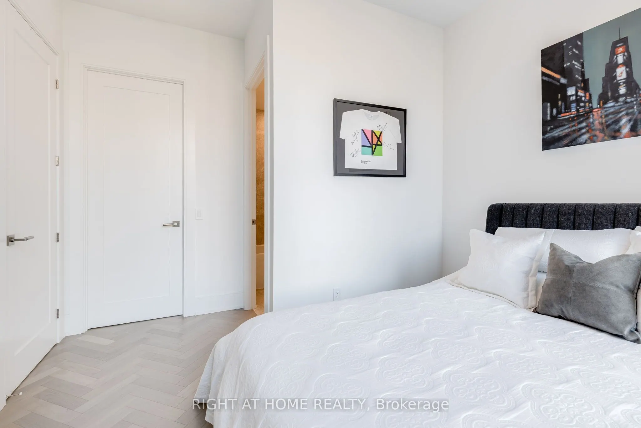 455 Wellington Street W, #301