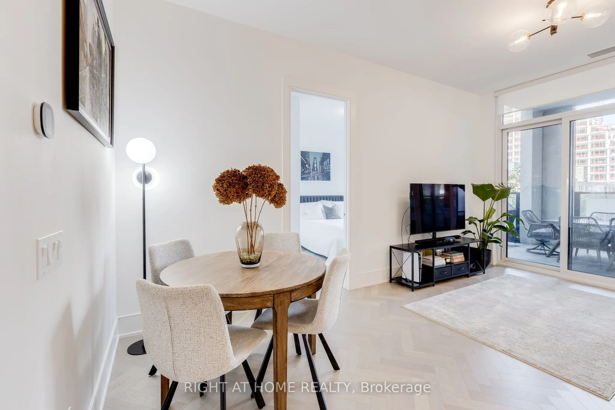 455 Wellington Street W, #301