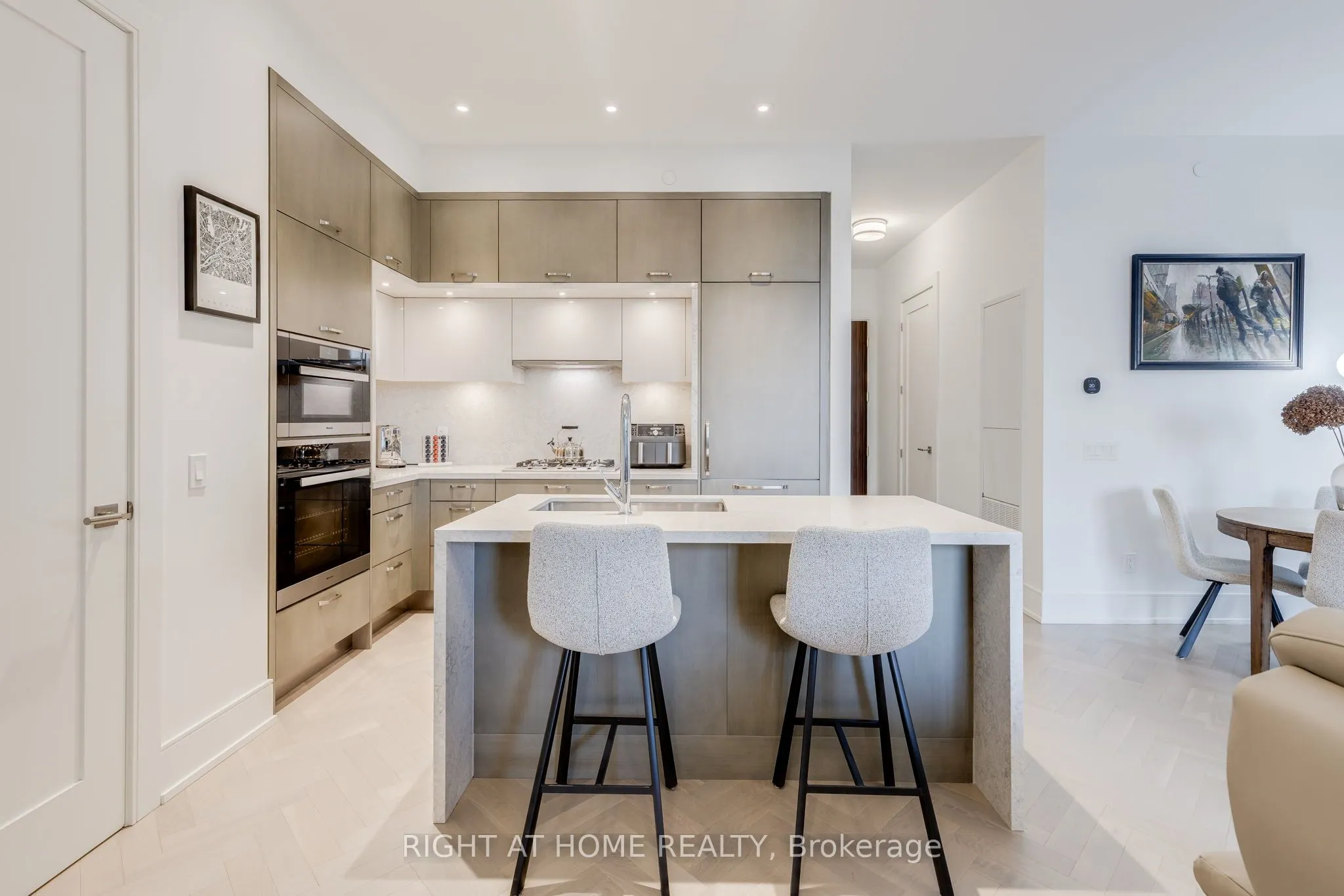 455 Wellington Street W, #301