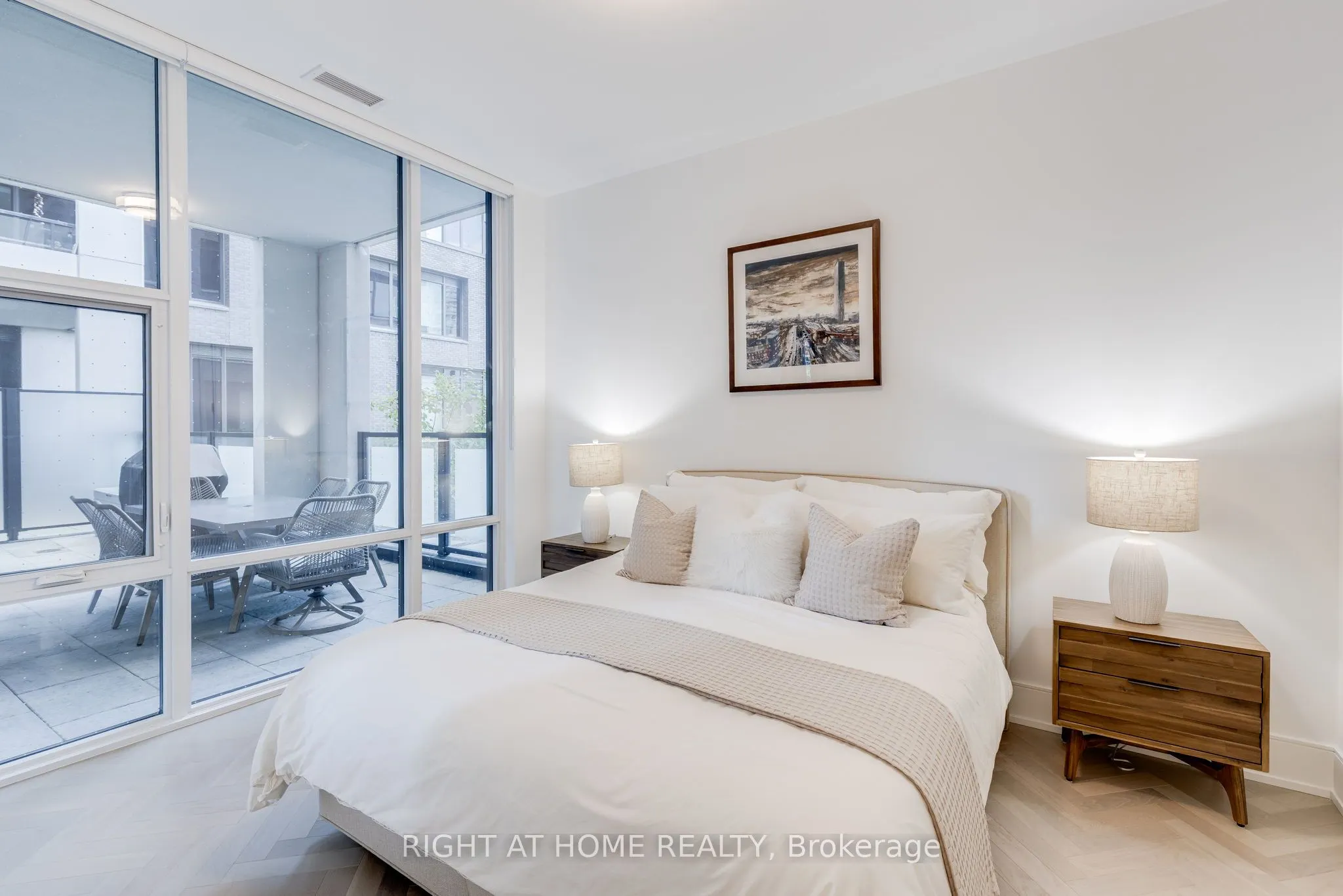 455 Wellington Street W, #301