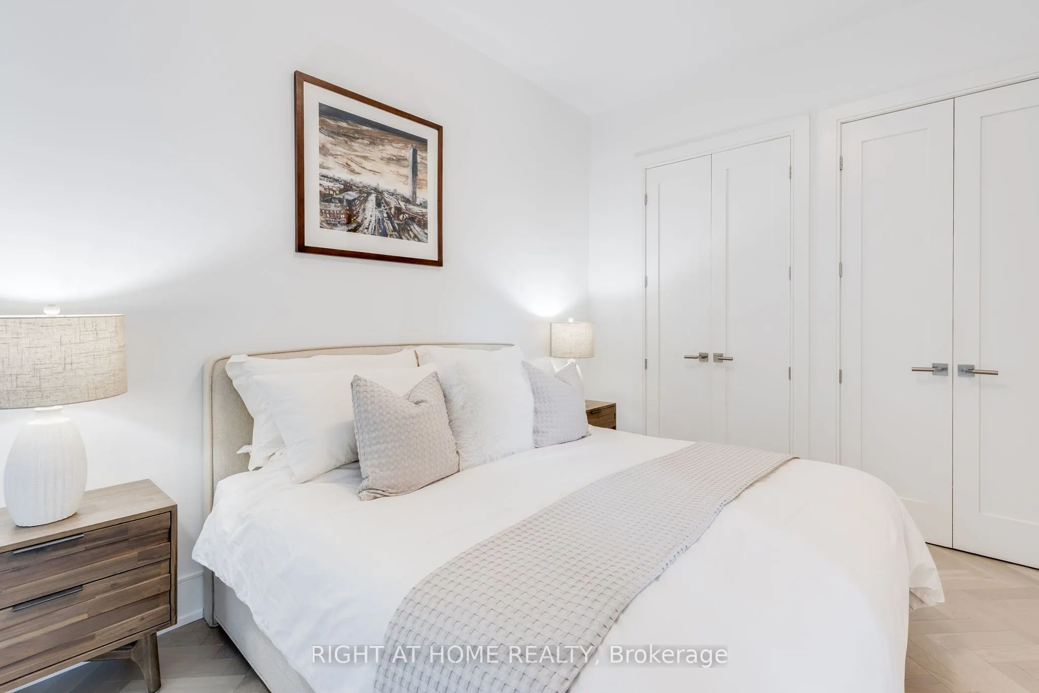 455 Wellington Street W, #301