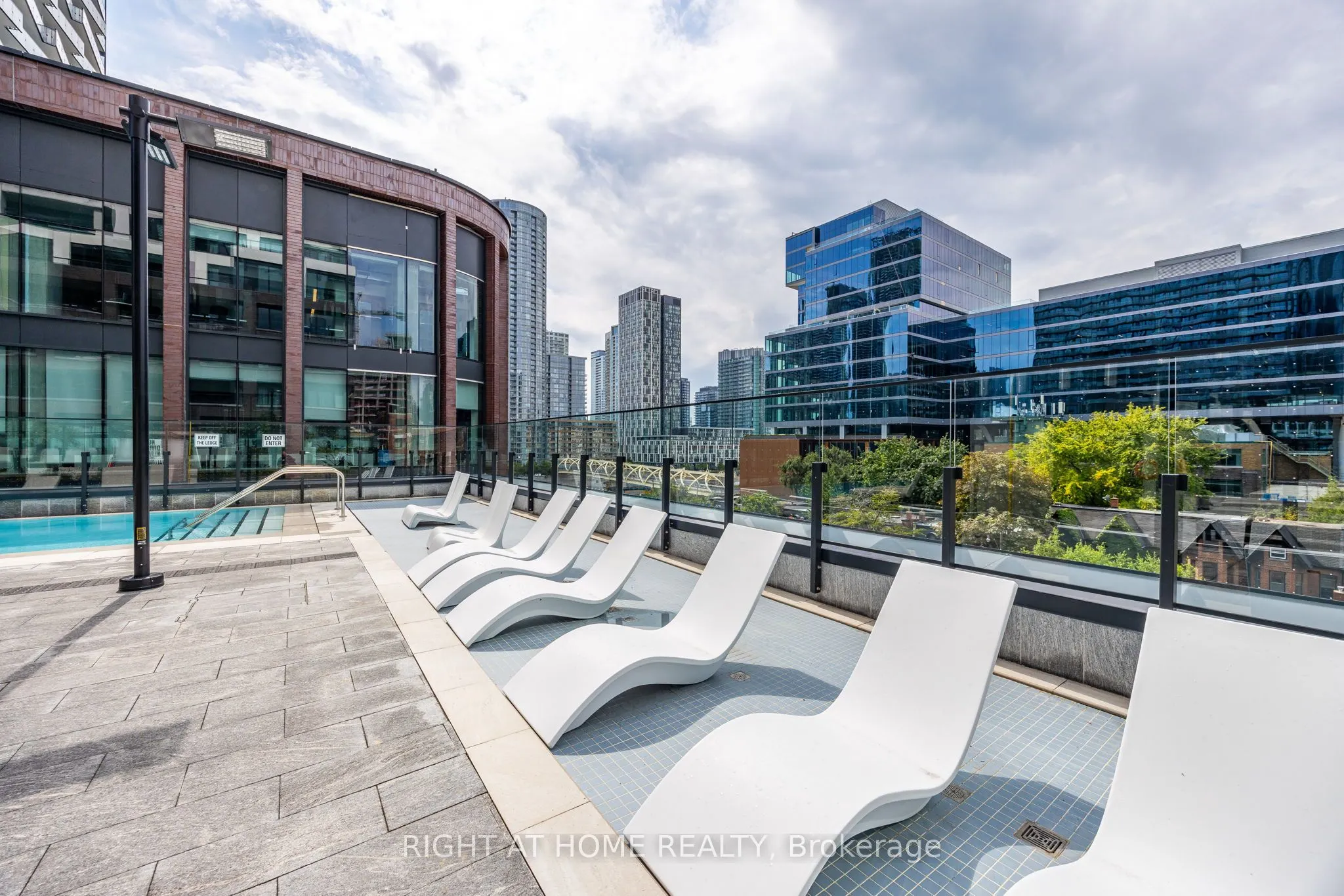 455 Wellington Street W, #301
