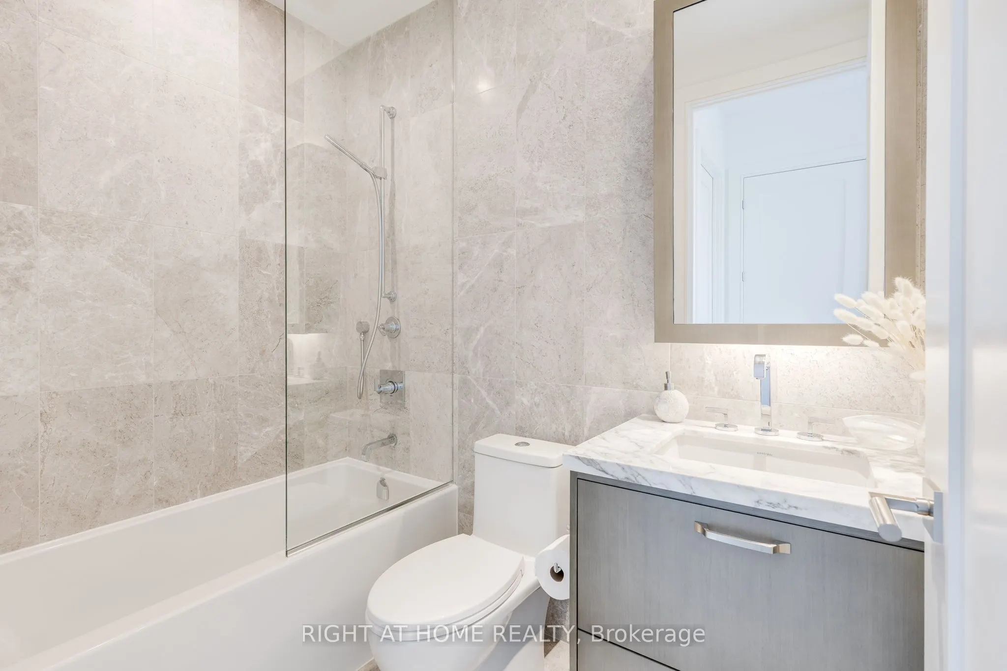 455 Wellington Street W, #301