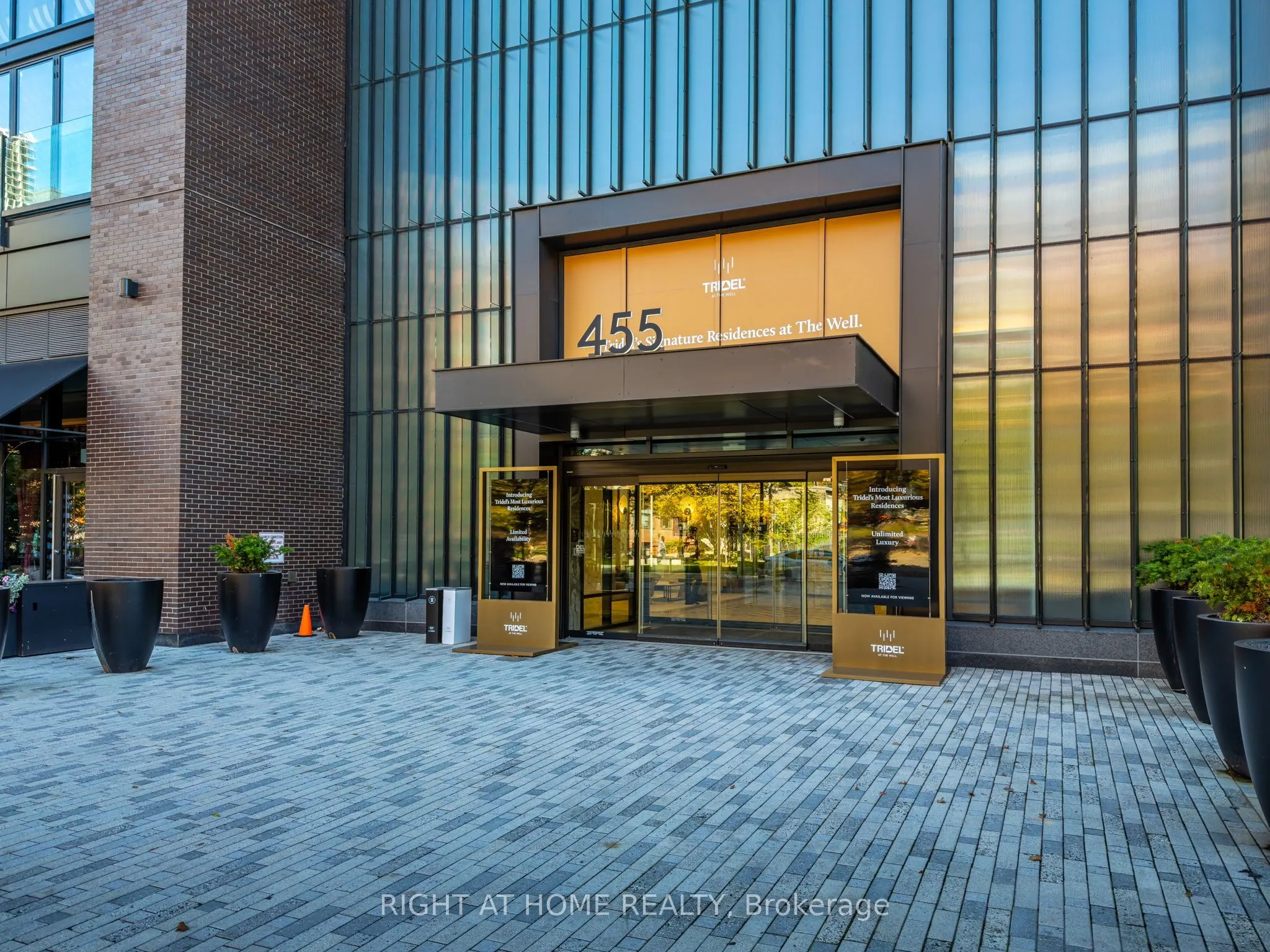 455 Wellington Street W, #301