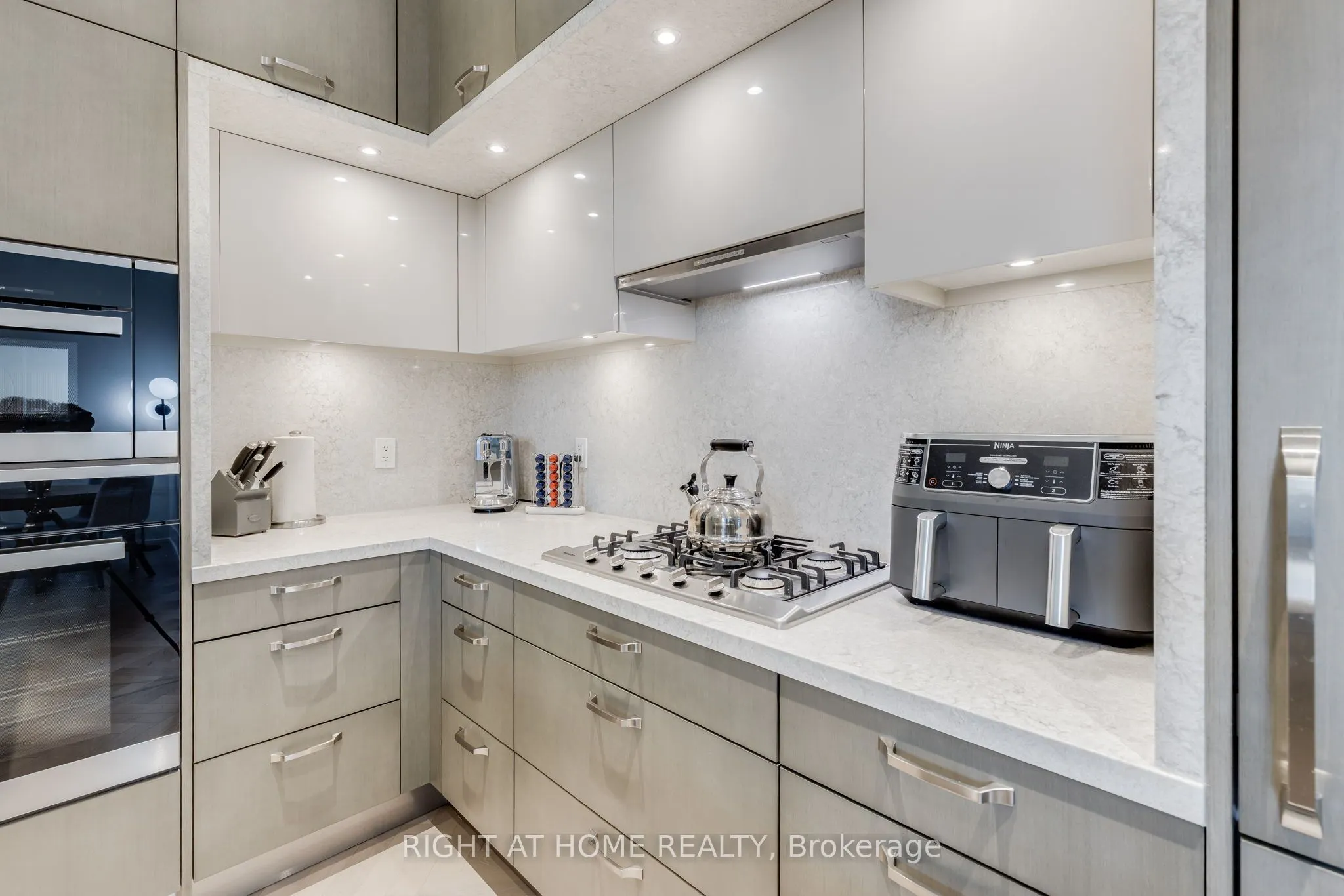 455 Wellington Street W, #301