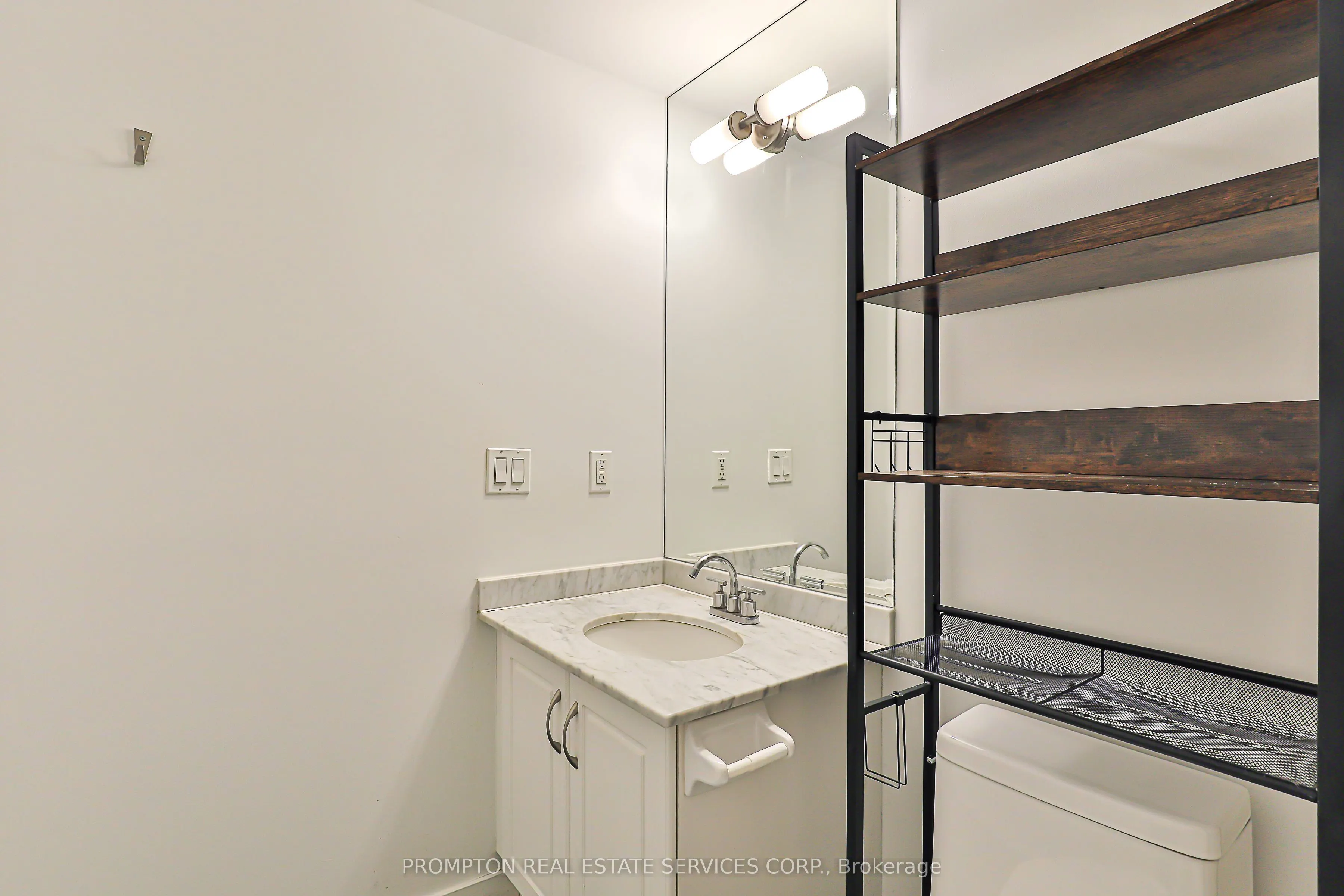 438 King Street W, #1216