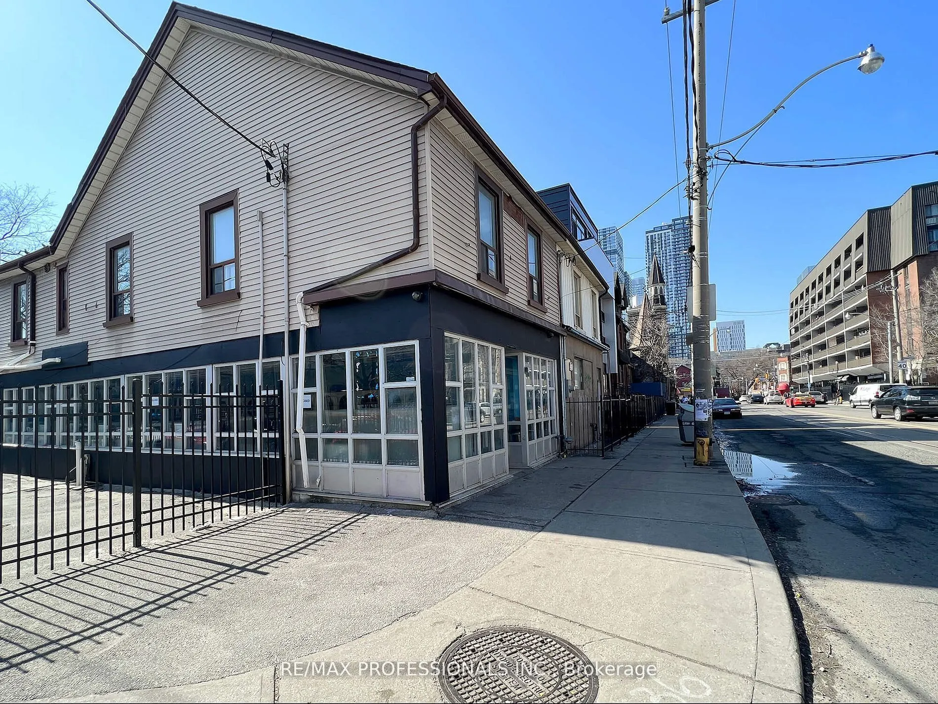 345 Dundas Street E, #Main