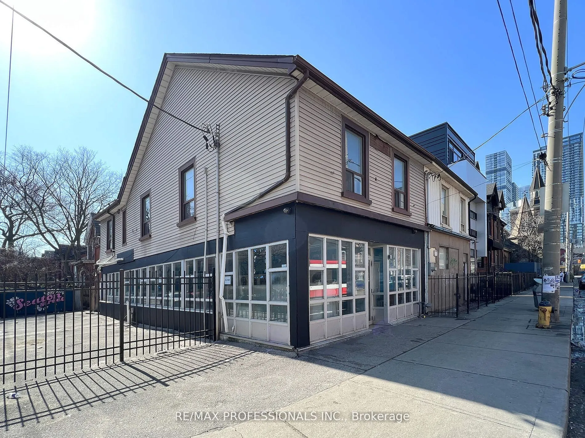 345 Dundas Street E, #Main