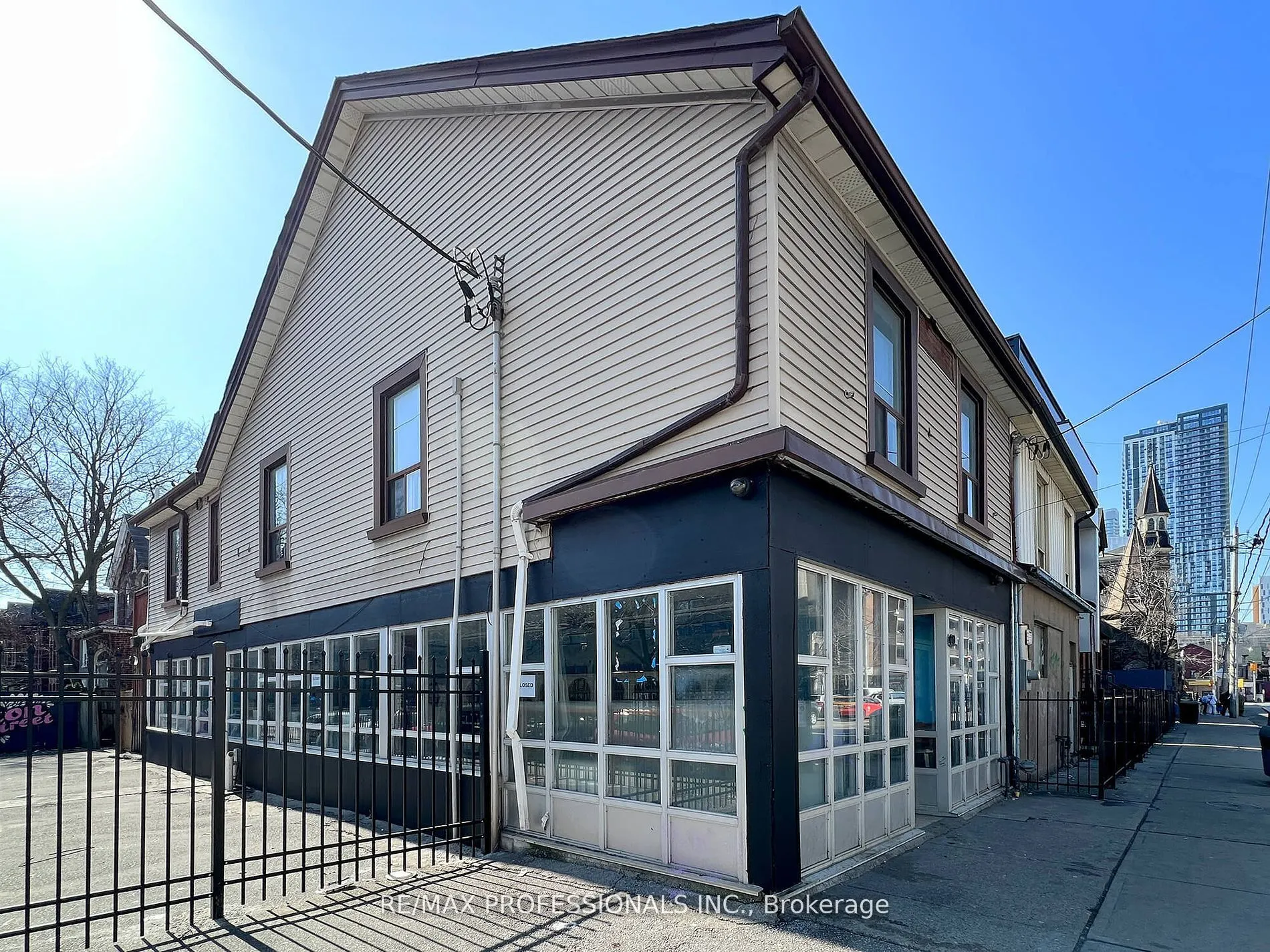 345 Dundas Street E, #Main