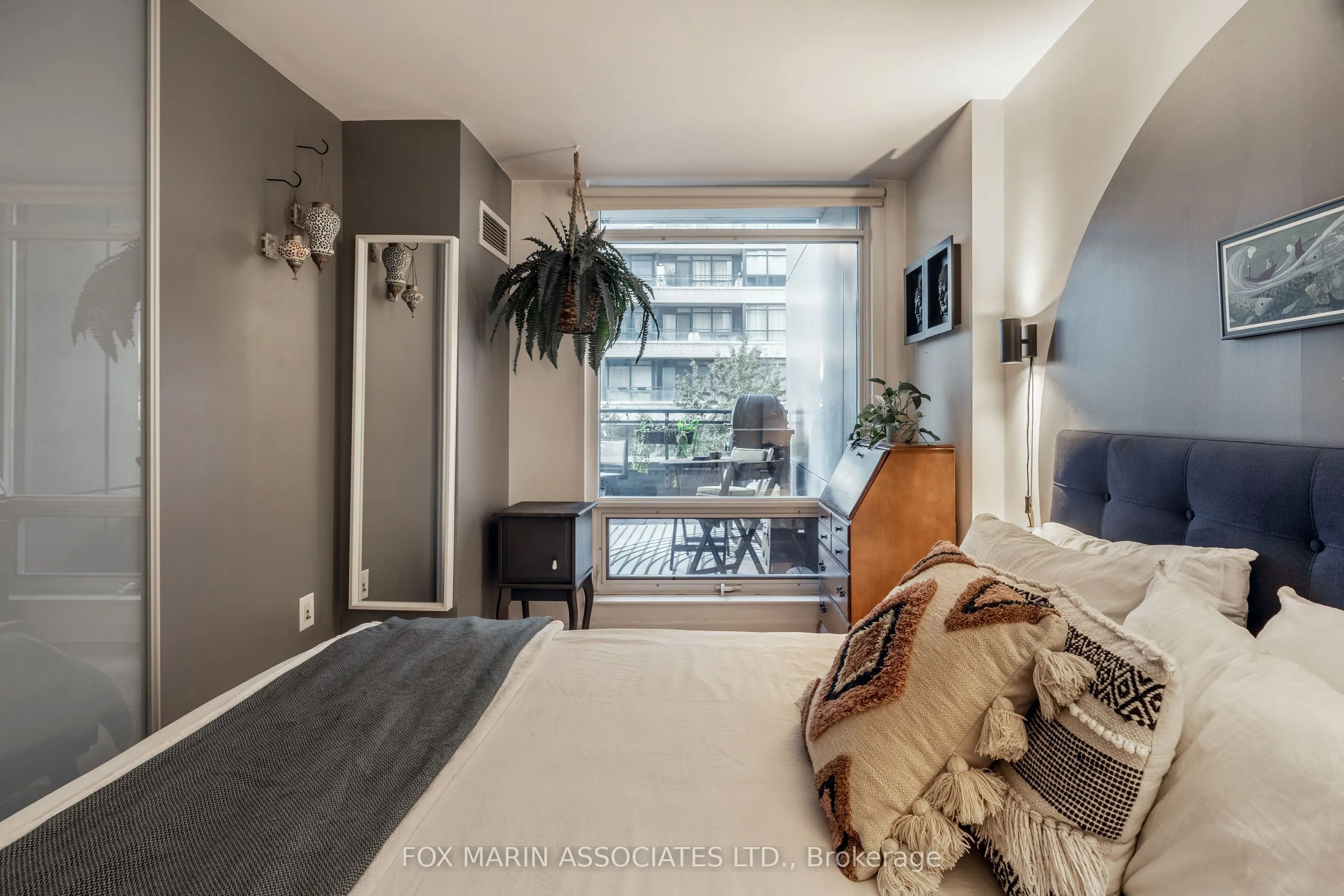 25 Telegram Mews, #211
