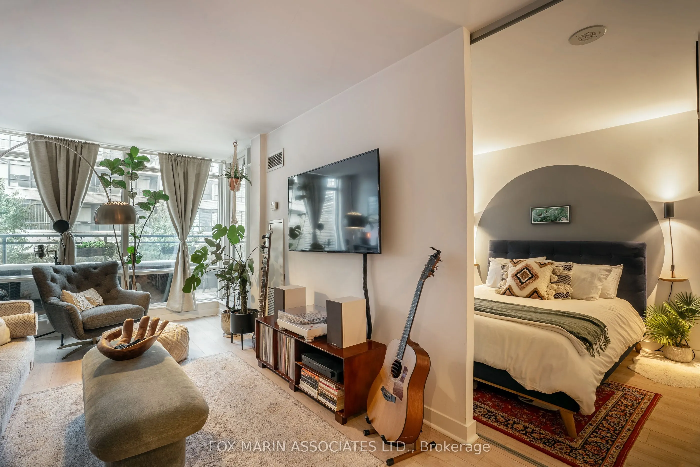 25 Telegram Mews, #211