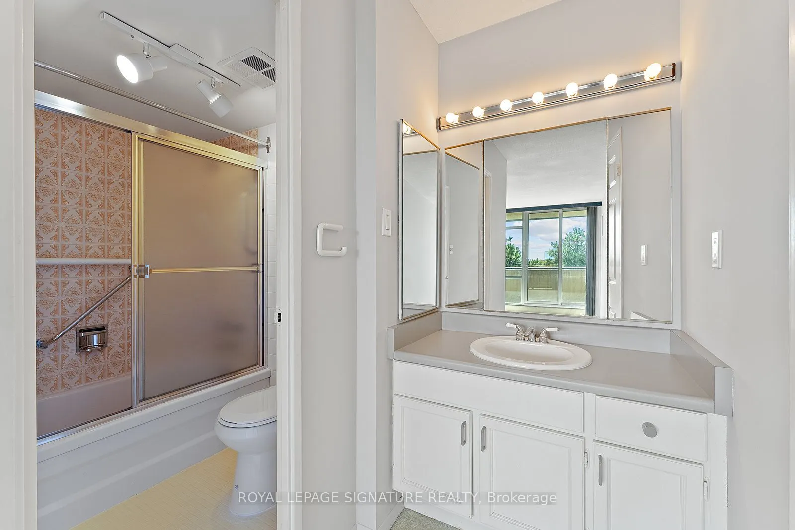 1555 Finch Avenue E, #404