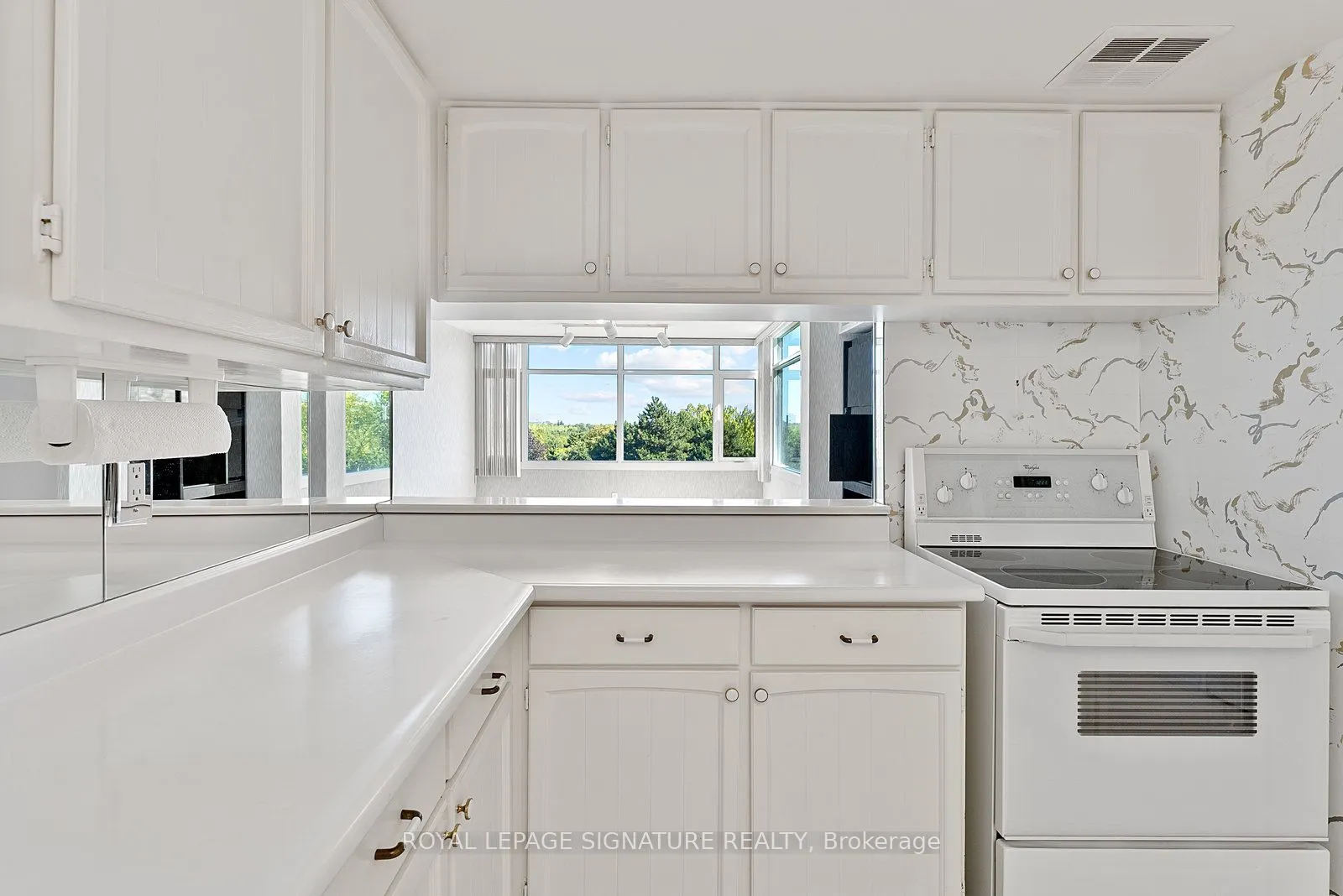 1555 Finch Avenue E, #404