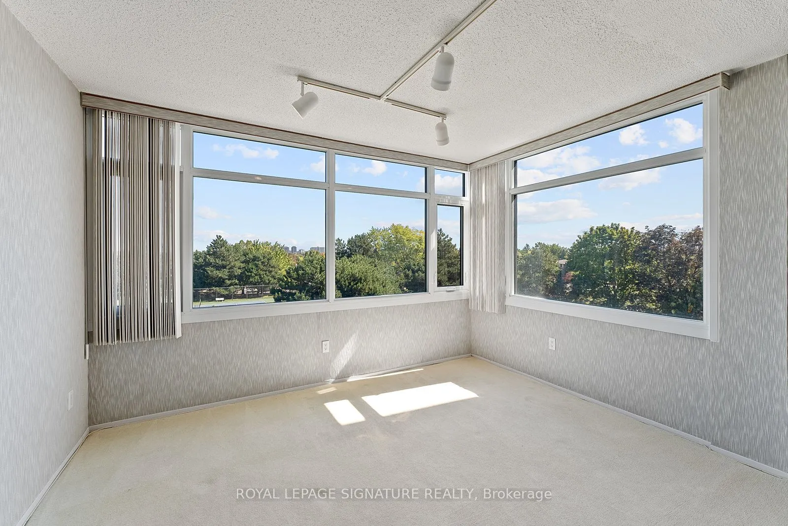 1555 Finch Avenue E, #404