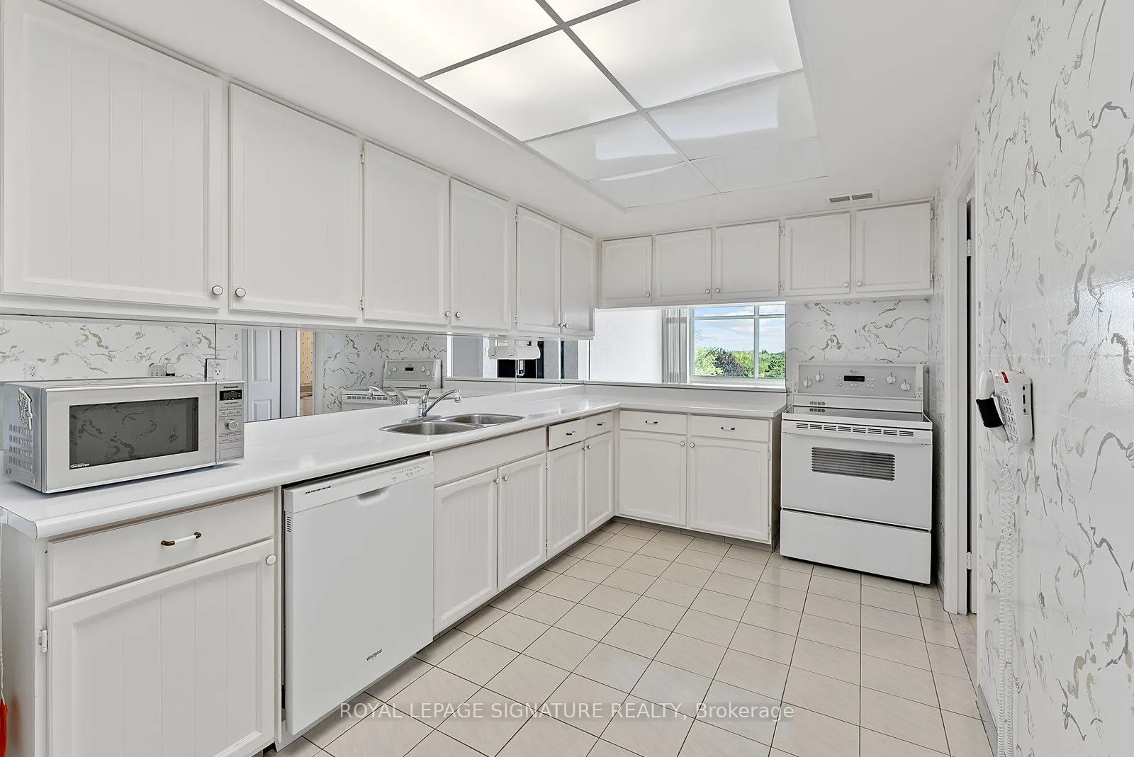 1555 Finch Avenue E, #404