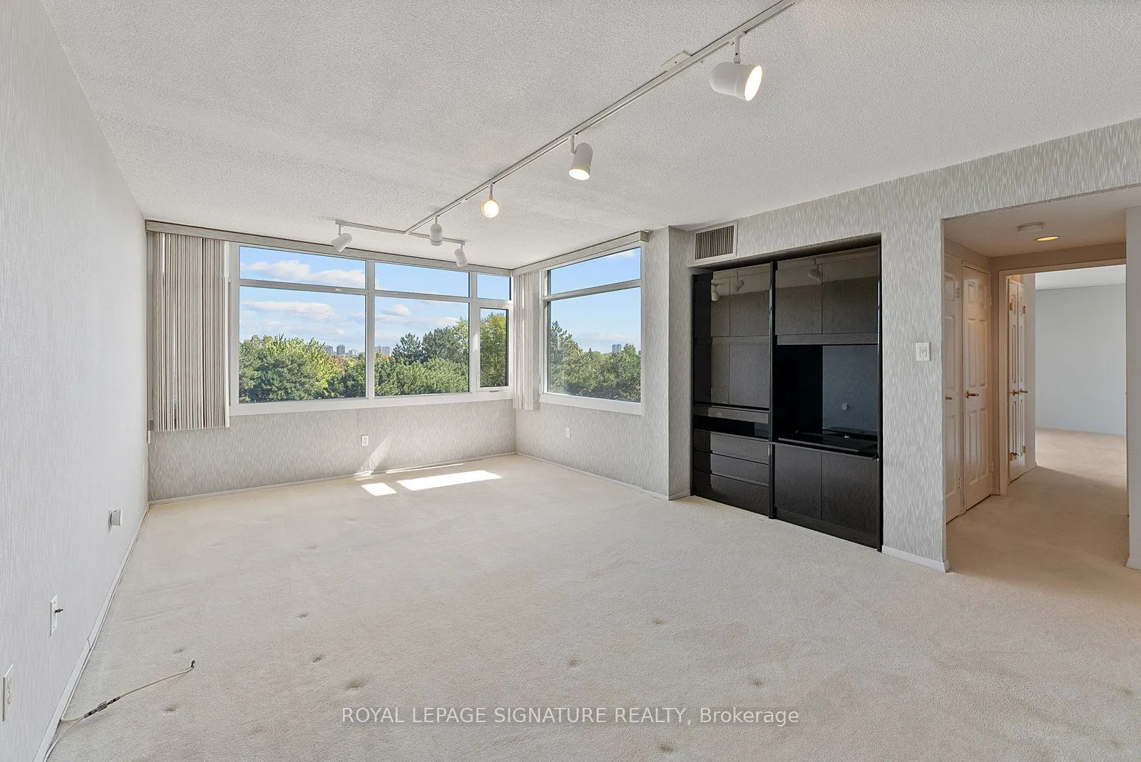 1555 Finch Avenue E, #404