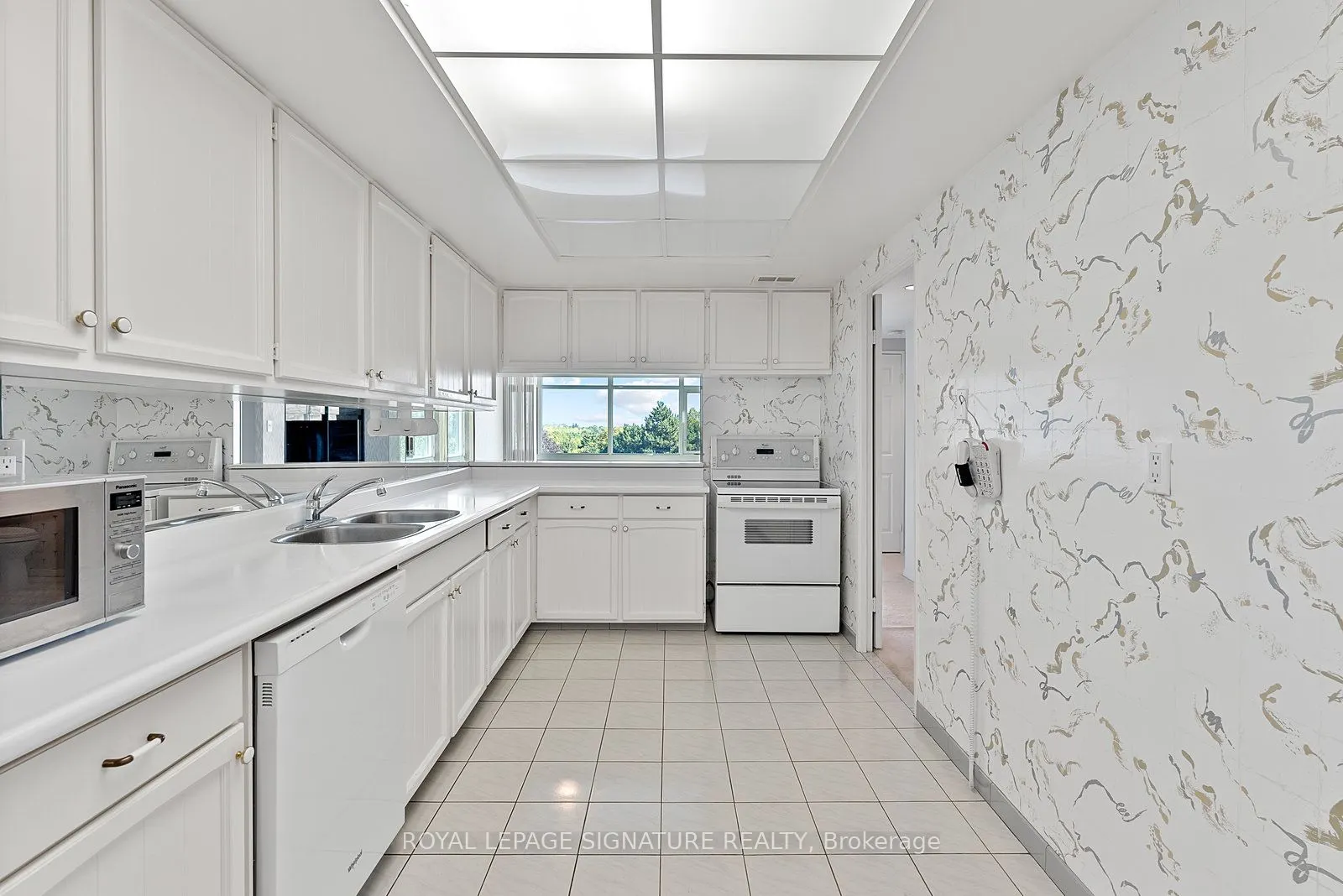 1555 Finch Avenue E, #404